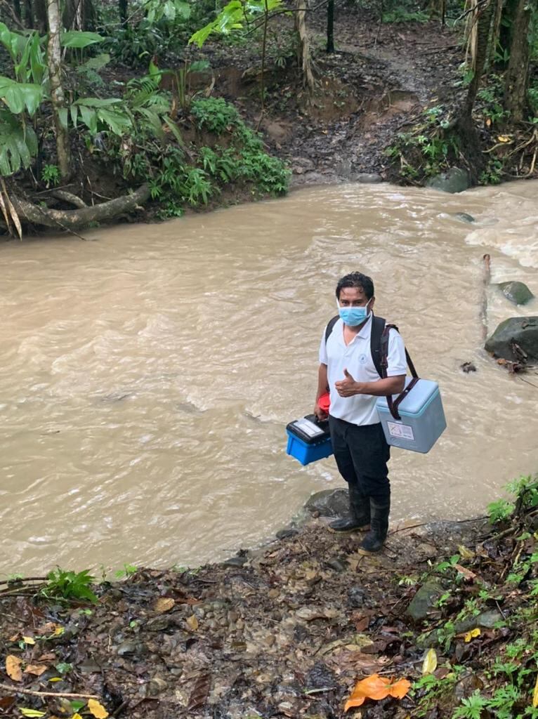 Funcionarios de la Caja Costarricense de Seguro Social (CCSS) llegaron esta Semana Santa hasta el poblado de Uatsi, en el distrito de Bratsi, cantón de Talamanca, Limón, para vacunar contra la covid-19 a adultos mayores indígenas. Fotos: cortesía de CCSS.