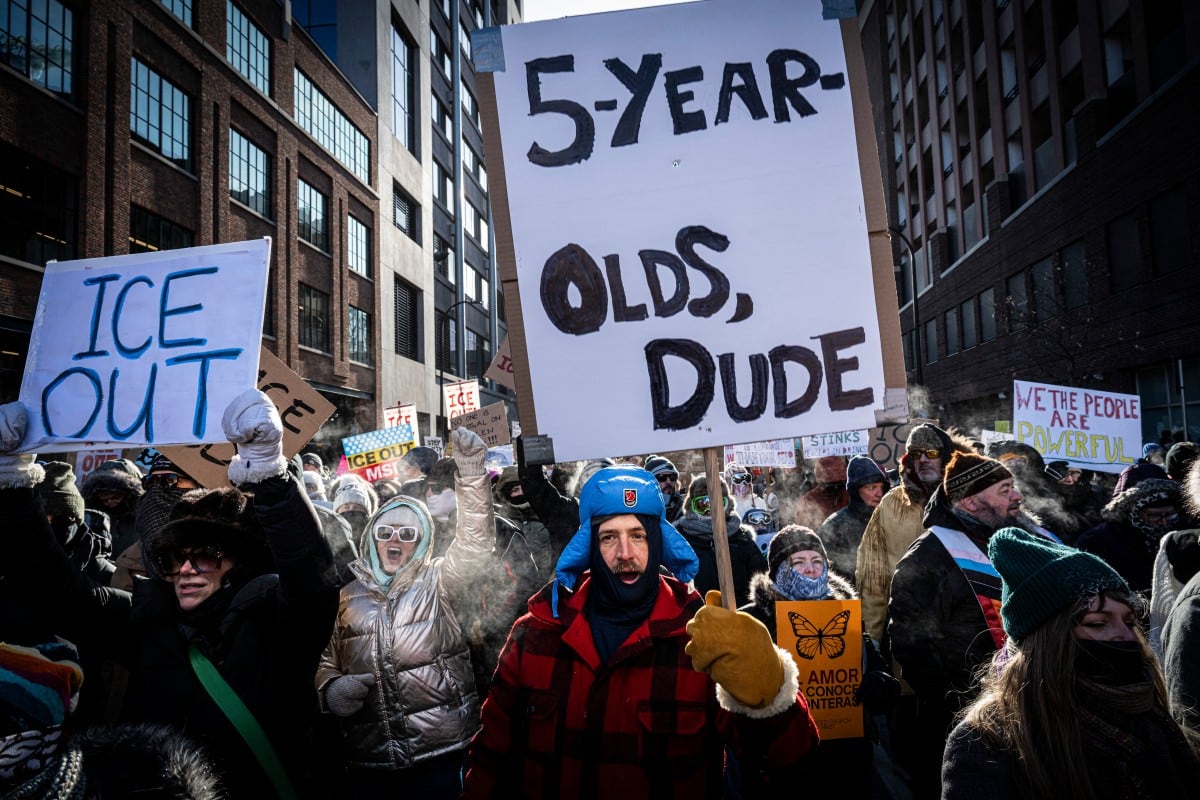 Personas sostienen pancartas en referencia a Liam Conejo Ramos, un niño de cinco años que fue retenido por agentes de inmigración, durante la protesta “ICE fuera de Minnesota: Día de la Verdad y la Libertad”, en Minneapolis, Minnesota