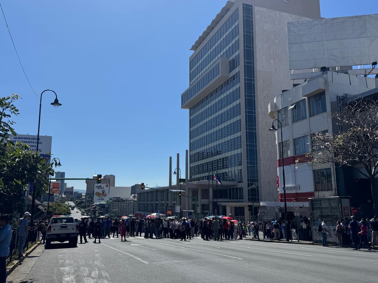 Varios trabajadores de la Caja Costarricense de Seguro Social (CCSS) se lanzaron a las calles este miércoles 25 de marzo para manifestar por sus derechos laborales. Foto: Ingrid Hidalgo