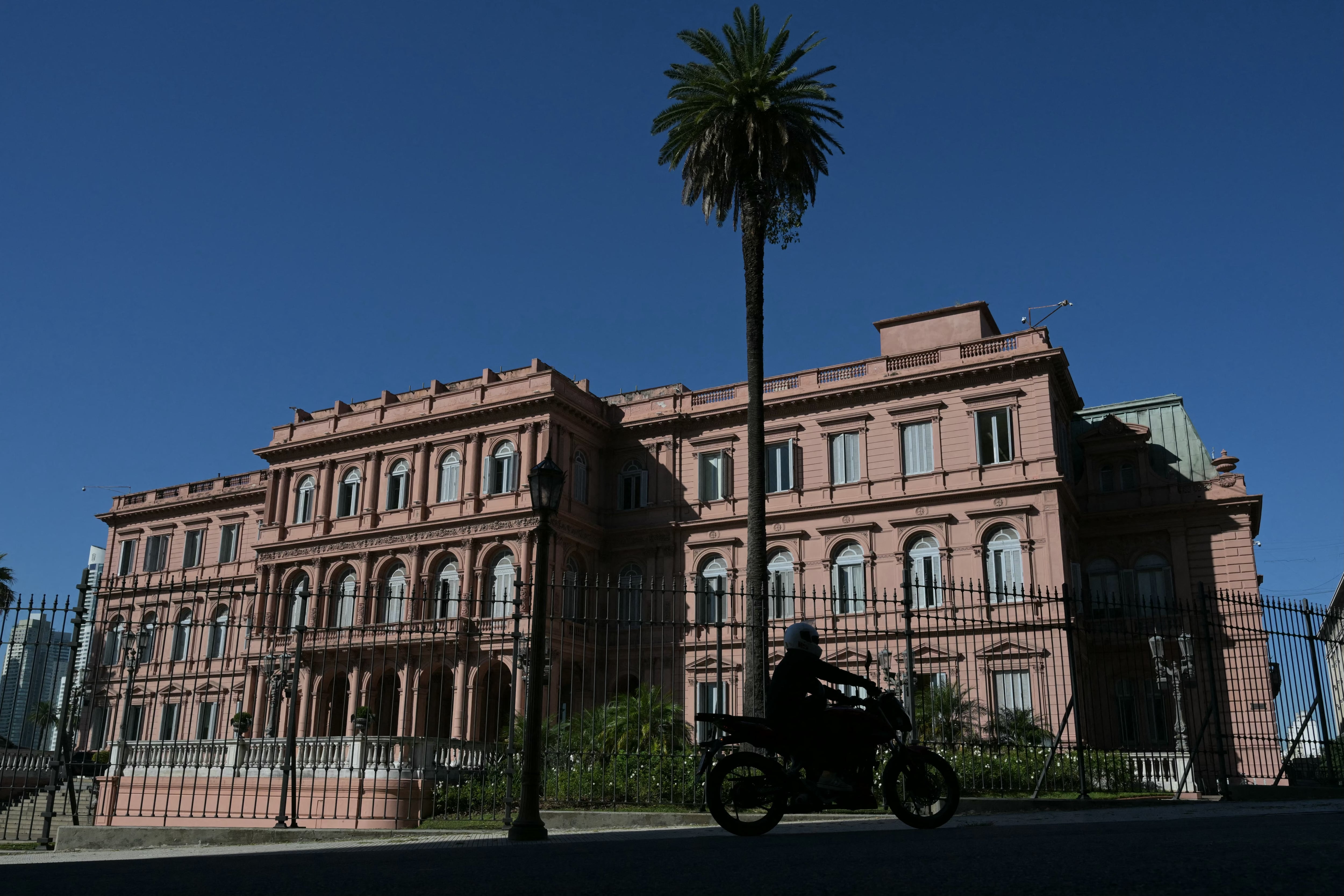 La Casa Rosada aparece en la imagen después de que el gobierno del presidente argentino Javier Milei prohibiera el acceso a periodistas acreditados en Buenos Aires el 23 de abril de 2026.