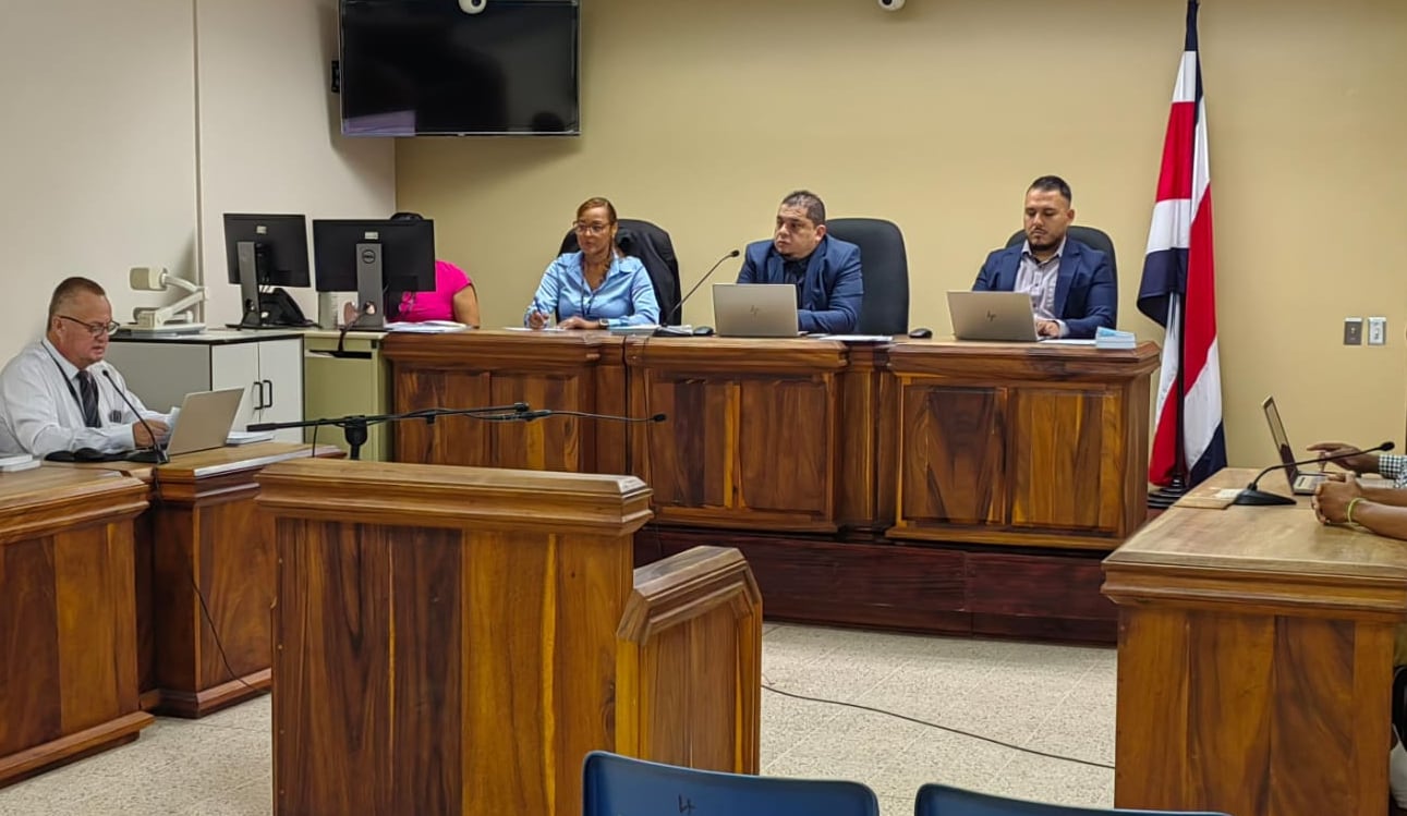 El debate contra el sospechoso de violar a la bebé se realizó esta mañana en el Tribunal Penal de Pococí. A la izquierda del tribunal aparece el representante de la Fiscalía. Foto: Reiner Montero.