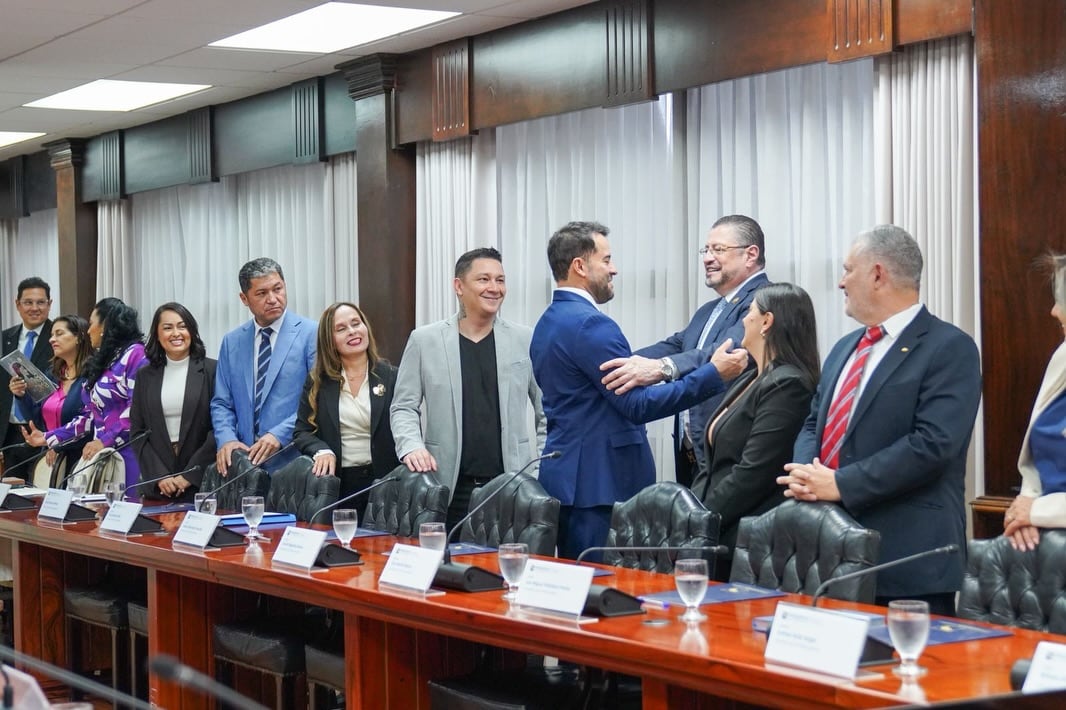 Laura Fernández y Rodrigo Chaves se reunieron con la fracción de Pueblo Soberano.