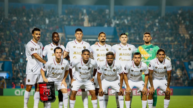 Aficionado de Alajuelense se vuelve viral antes del partido en Honduras: vea por qué (video)