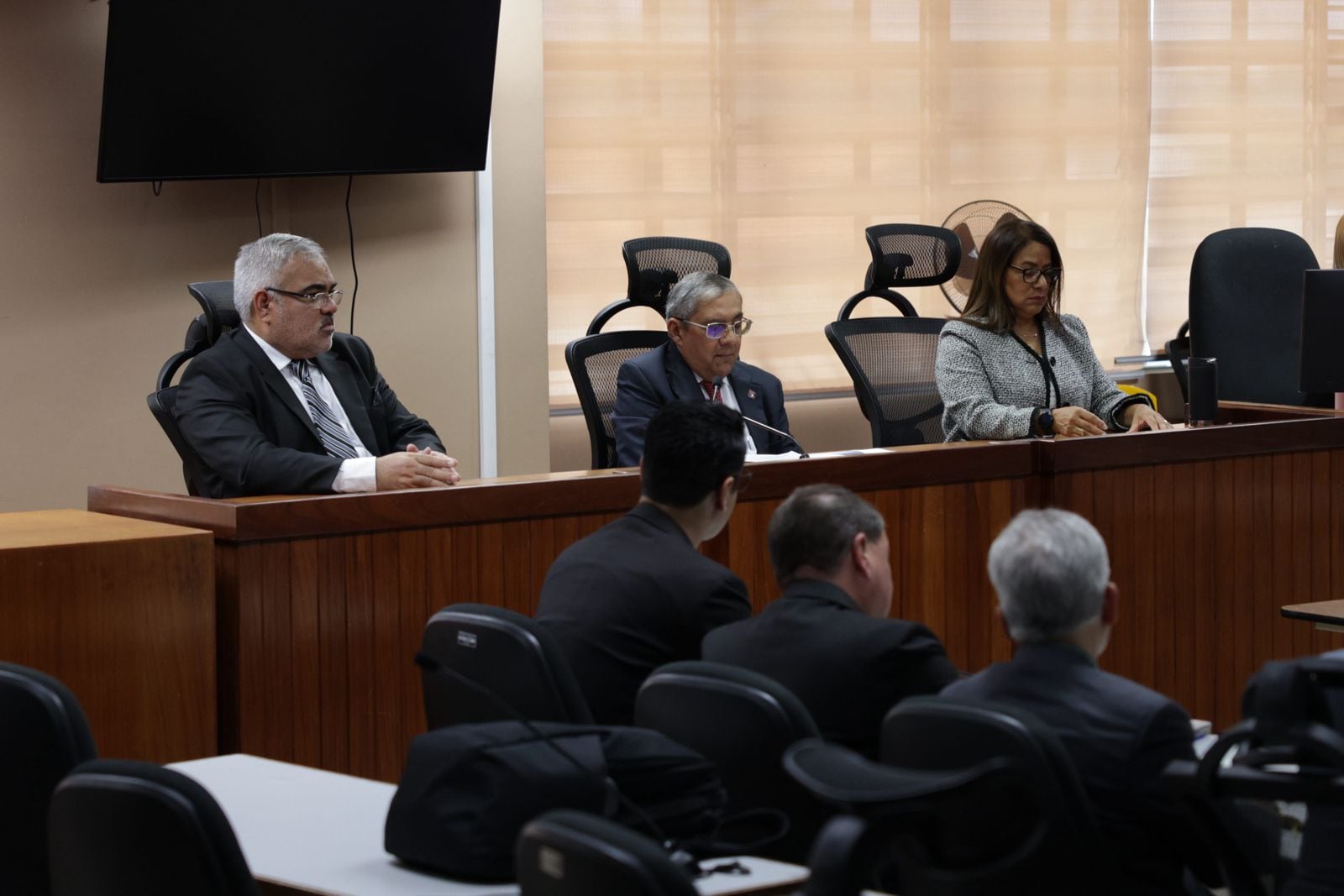 El juez Fran Paniagua, al centro, leyó la sentencia contra el extesorero del Banco Nacional, acusado de 33 delitos de peculado por la sustracción millonaria en la bóveda de la entidad, conocida en octubre del 2023.