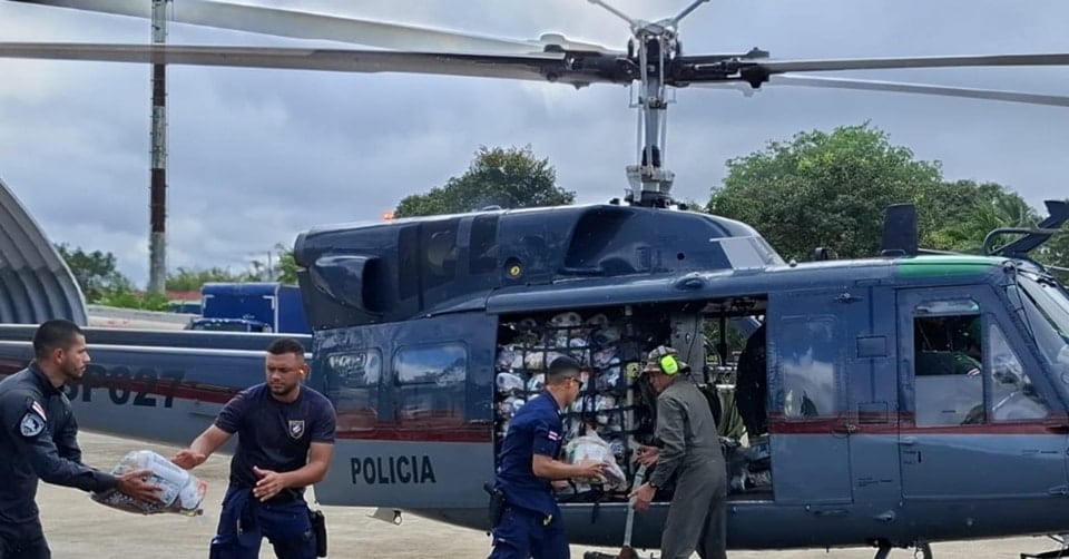 Por vía aérea se llevaron diarios a zonas alejadas de Pavón de Golfito, donde el temporal afectó a muchas familias. Foto: MSP