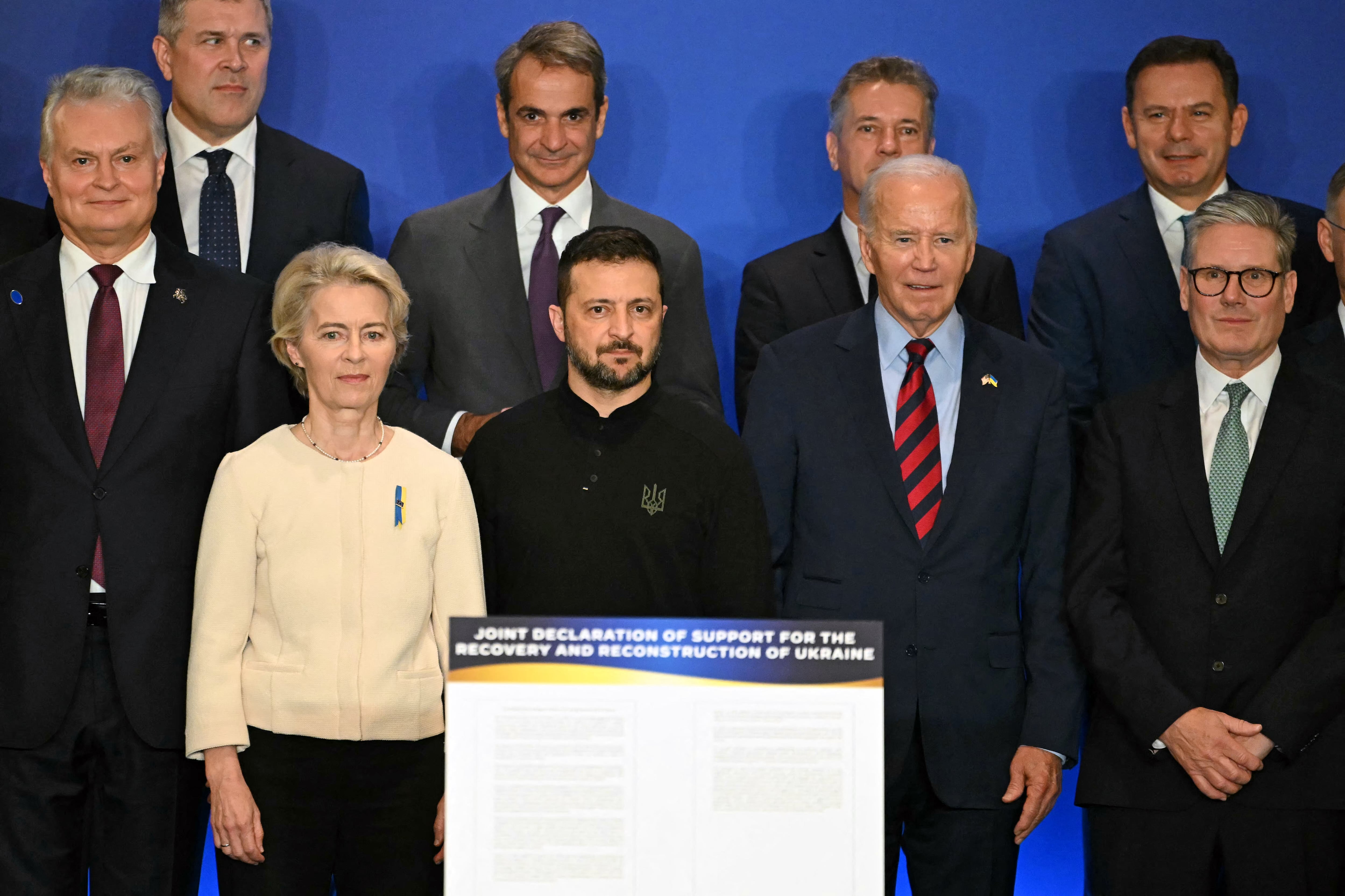 El presidente de Estados Unidos, Joe Biden (segundo der.), posa junto a la presidenta de la Comisión Europea, Ursula von der Leyen (segunda izq.), el presidente ucraniano, Volodymyr Zelensky (centro), y el primer ministro británico, Keir Starmer (der.), durante un evento con líderes mundiales en el que se lanza una Declaración Conjunta de Apoyo a la Recuperación y Reconstrucción de Ucrania.