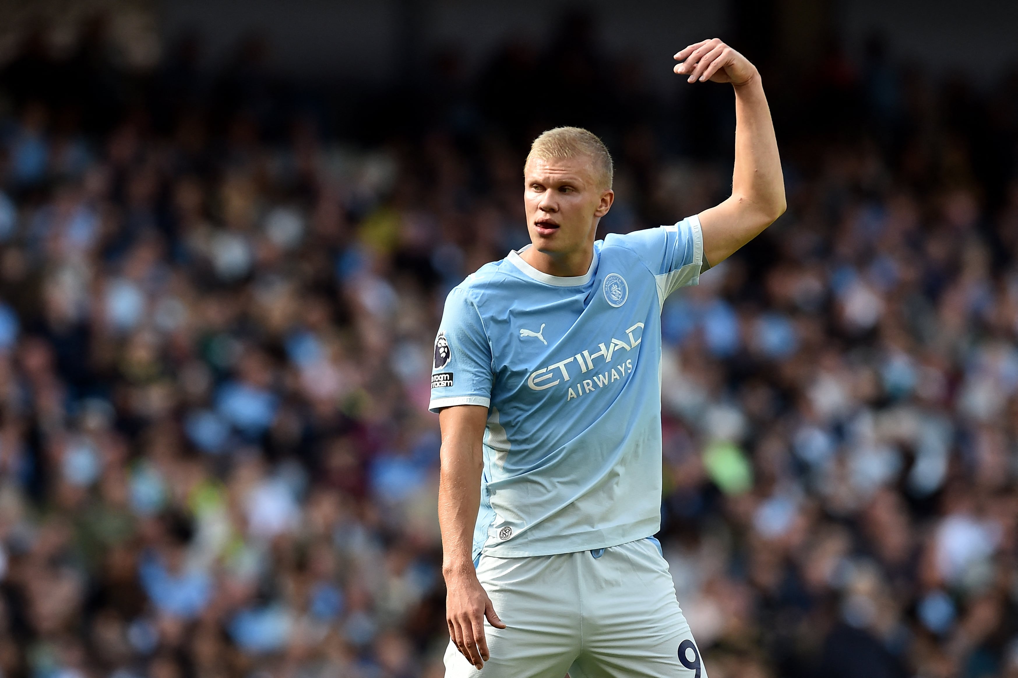 Ahora sin su larga cabellera, Erling Haaland celebra el gol del Manchester City ante el Coventry en el Etihad Stadium por la Premier League.