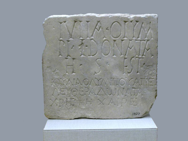 Una de las metodologías útiles a los arqueológos ha sido comparar inscripciones bilingües, como esta hallada en Chipre, con textos en latín y en griego.