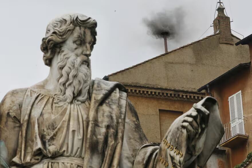 La fumata negra indica que hay que esperar para conocer al nuevo papa. Fotografía: