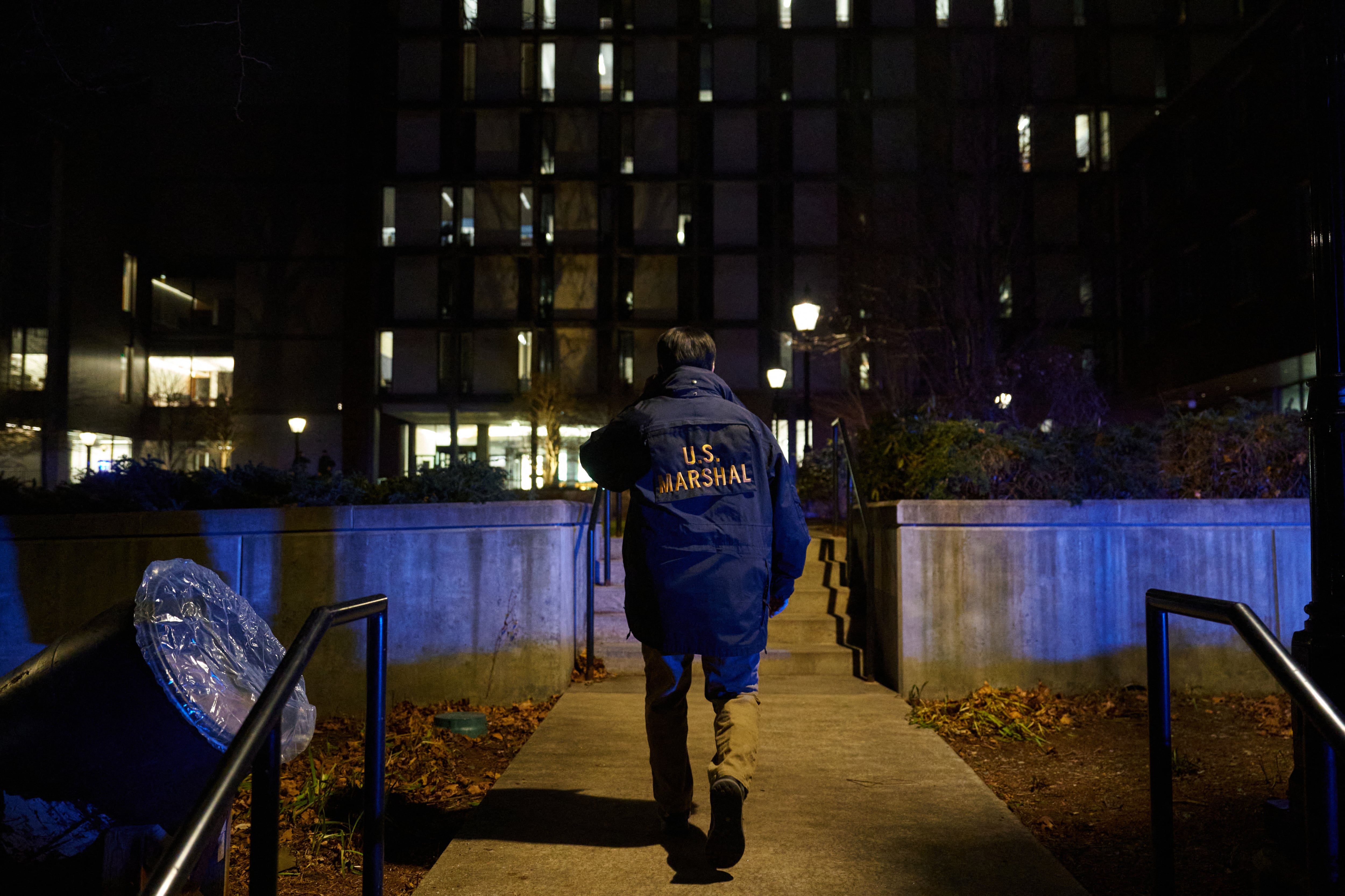 Un agente del Servicio de Alguaciles de Estados Unidos llega al edificio de ingeniería Barus & Holley de la Universidad de Brown, en Providence, el 13 de diciembre de 2025, tras el tiroteo que dejó dos muertos y varios heridos.