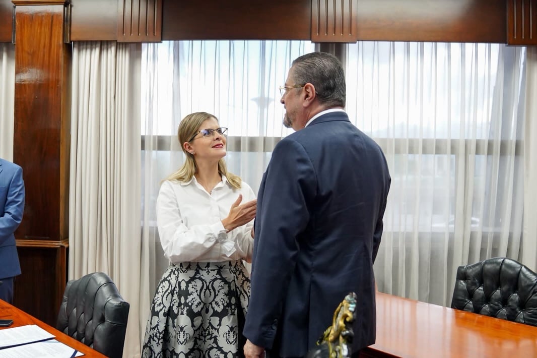 Laura Fernández y Rodrigo Chaves se reunieron con la fracción de Pueblo Soberano.