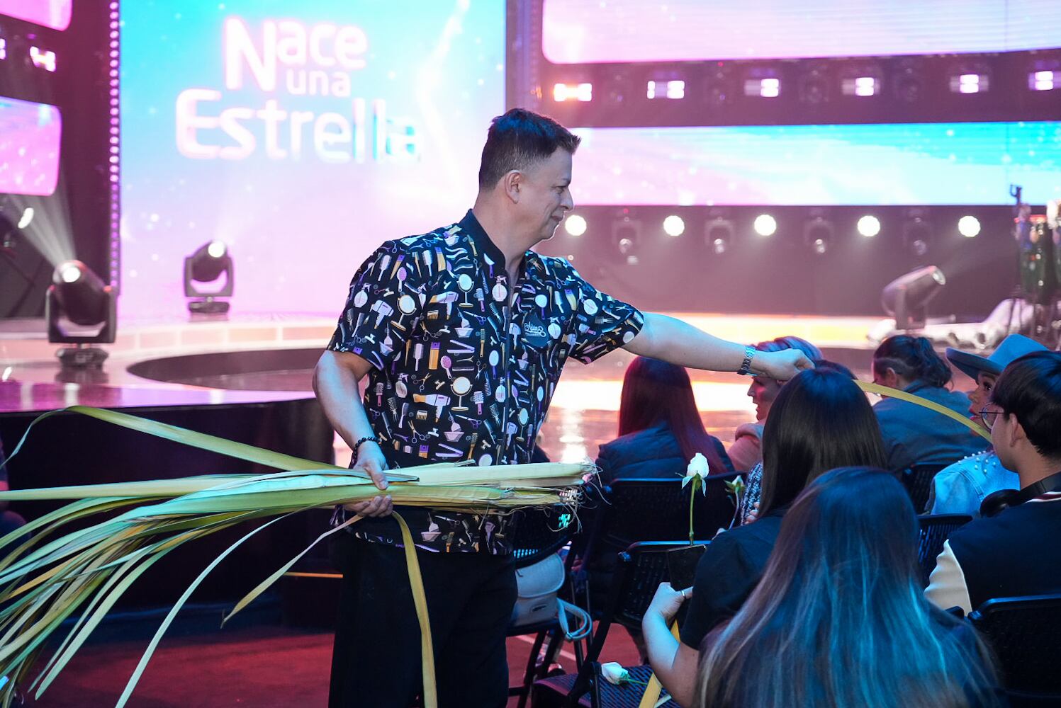 El maquillista Adán Chinchilla repartiendo palmas.