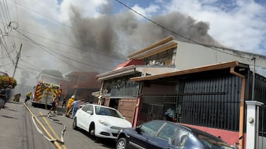 Incendio afectó dos viviendas en Heredia