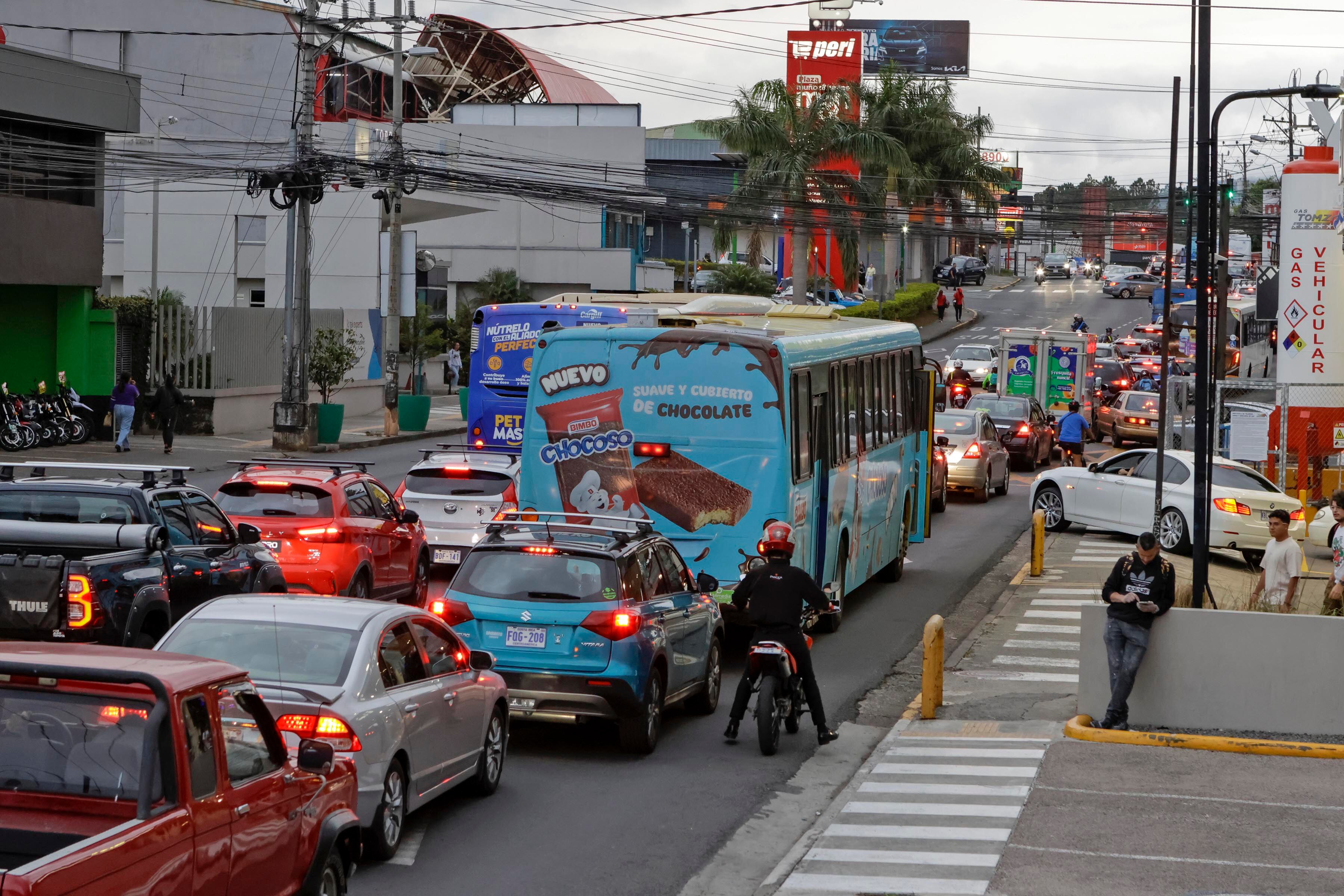 25/04/2024. San Pedro de Montes de Oca. Hora: 04:30 p.m.-06:30 p.m. Los autobuses de transporte público deben lidiar con los vehículos que utilizan el carril exclusivo para ellos en horas pico, en zonas como San Pedro de Montes de Oca. En la foto, tráfico cerca de la Fuente de la Hispanidad. Fotos: Mayela López