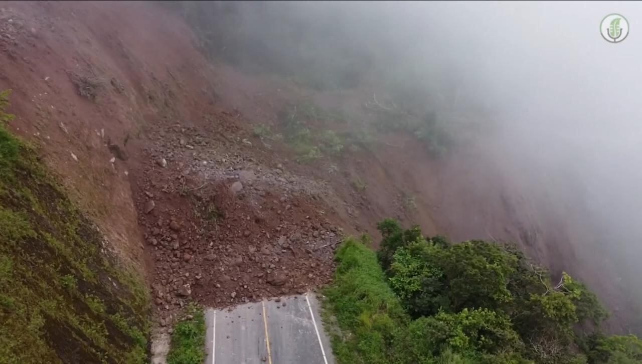 Será este jueves cuando la maquinaria del MOPT trate de rehabilitar el paso principal entre Guacimal y Monteverde, pues el materíal sigue inestable. Foto: Cortesía:Carlos Camacho.
