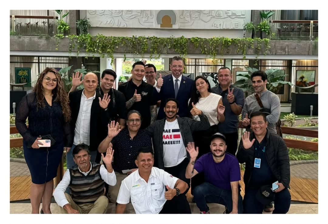 Robert Junior y un grupo de creadores de contenido posan para una fotografía junto al presidente Rodrigo Chaves en Casa Presidencial.