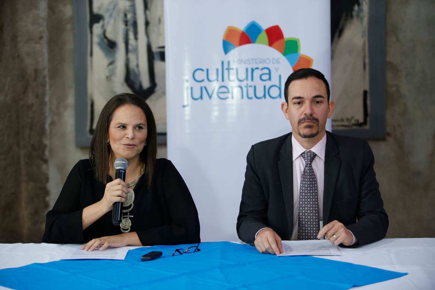 Sylvie Durán, viceministra de Cultura y Dennis Portuguez, viceministro administrativo, dieron a conocer a los ganadores.