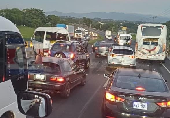 Este choque múltiple frente al Aeropuerto Juan Santamaría deja 8 heridos y causa largas presas en la ruta 1 este viernes, sentido San José–San Ramón. Fotografía: