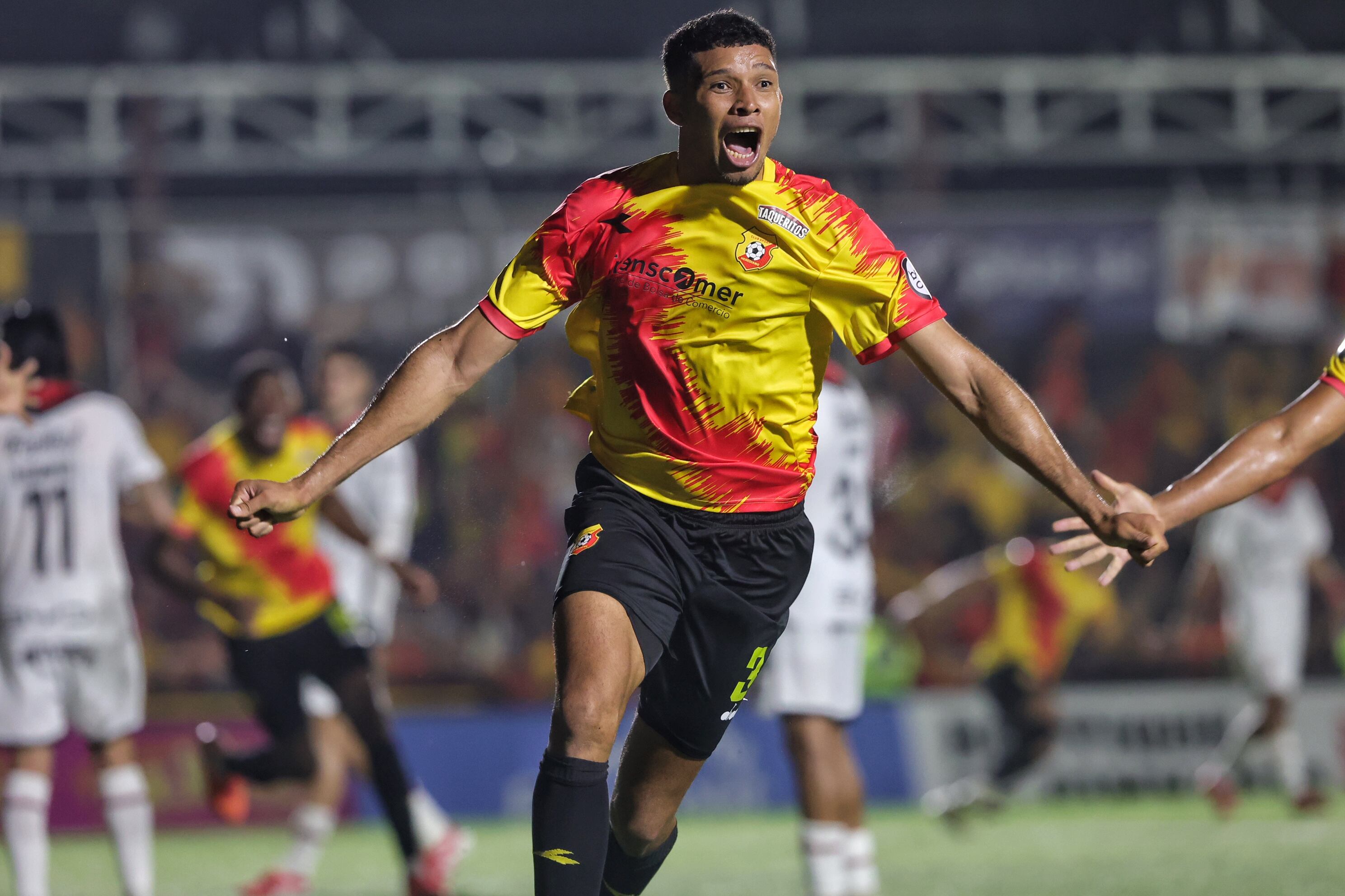 28/05/2025/ Juego entre Club Sport Herediano vs Liga Deportiva Alajuelense por el partido de vuelta de la gran final el torneo Clausura de la Liga Promerica en el estadio Carlos Alvarado / foto John Durán