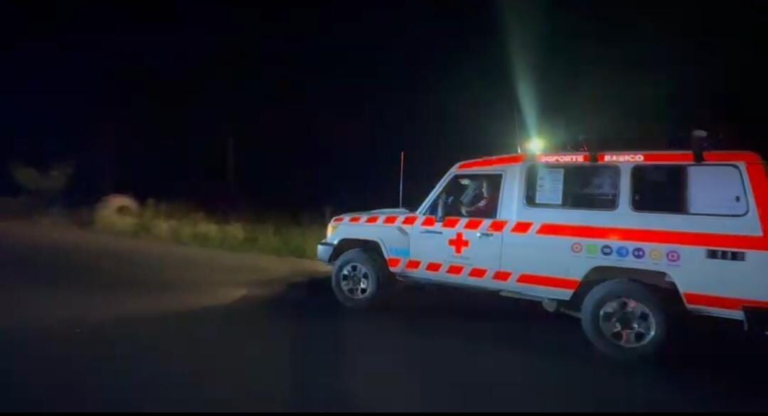 La Cruz Roja Costarricense atendió de emergencia al motociclista en Parrita centro.