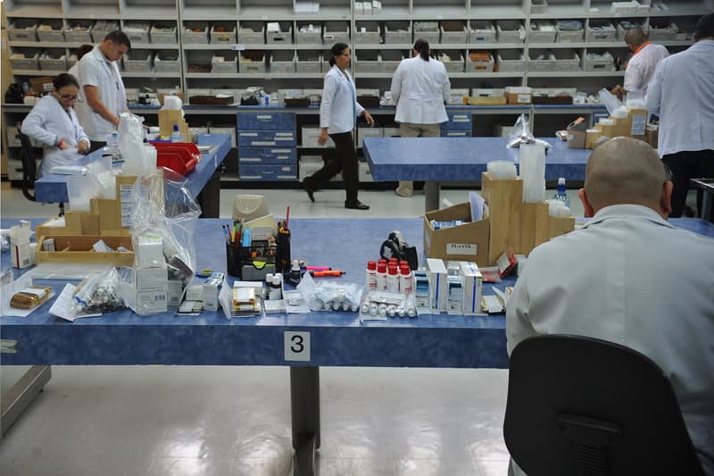 06 de agosto del 2013. Area de despacho de medicinas de la farmacia del hospital México. En la foto: ambiente general de trabajo de varios médicos y asistentes en el proceso de selección y revisión de los medicamentos.