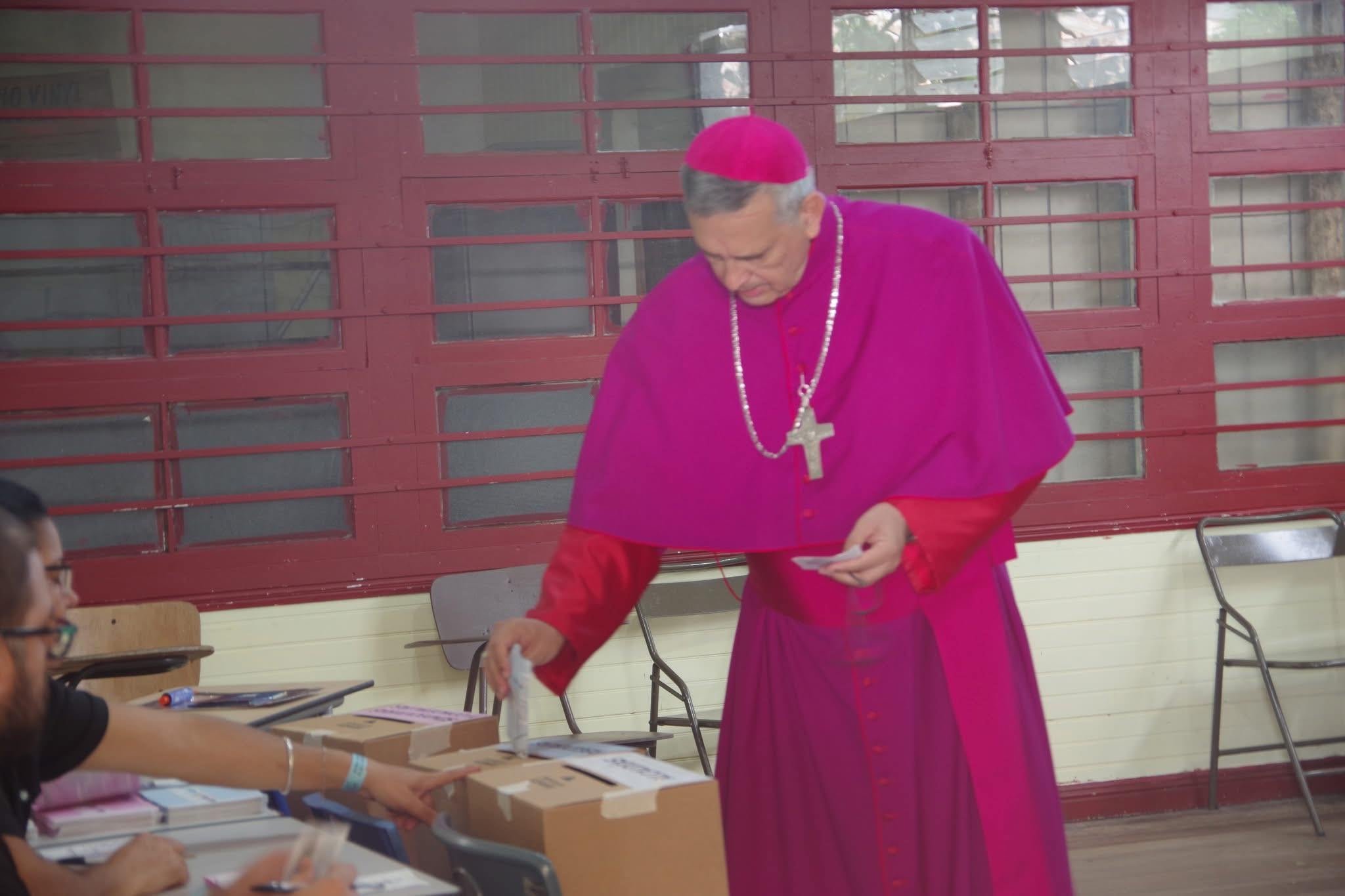 Monseñor Manuel Eugenio Salazar difundió en su perfil oficial de Facebook un mensaje sobre participación ciudadana y voto informado en el contexto electoral. Esta es una imagen suya emitiendo sufragio que acompañó la publicación la noche de este 2 de enero. Fotografía: