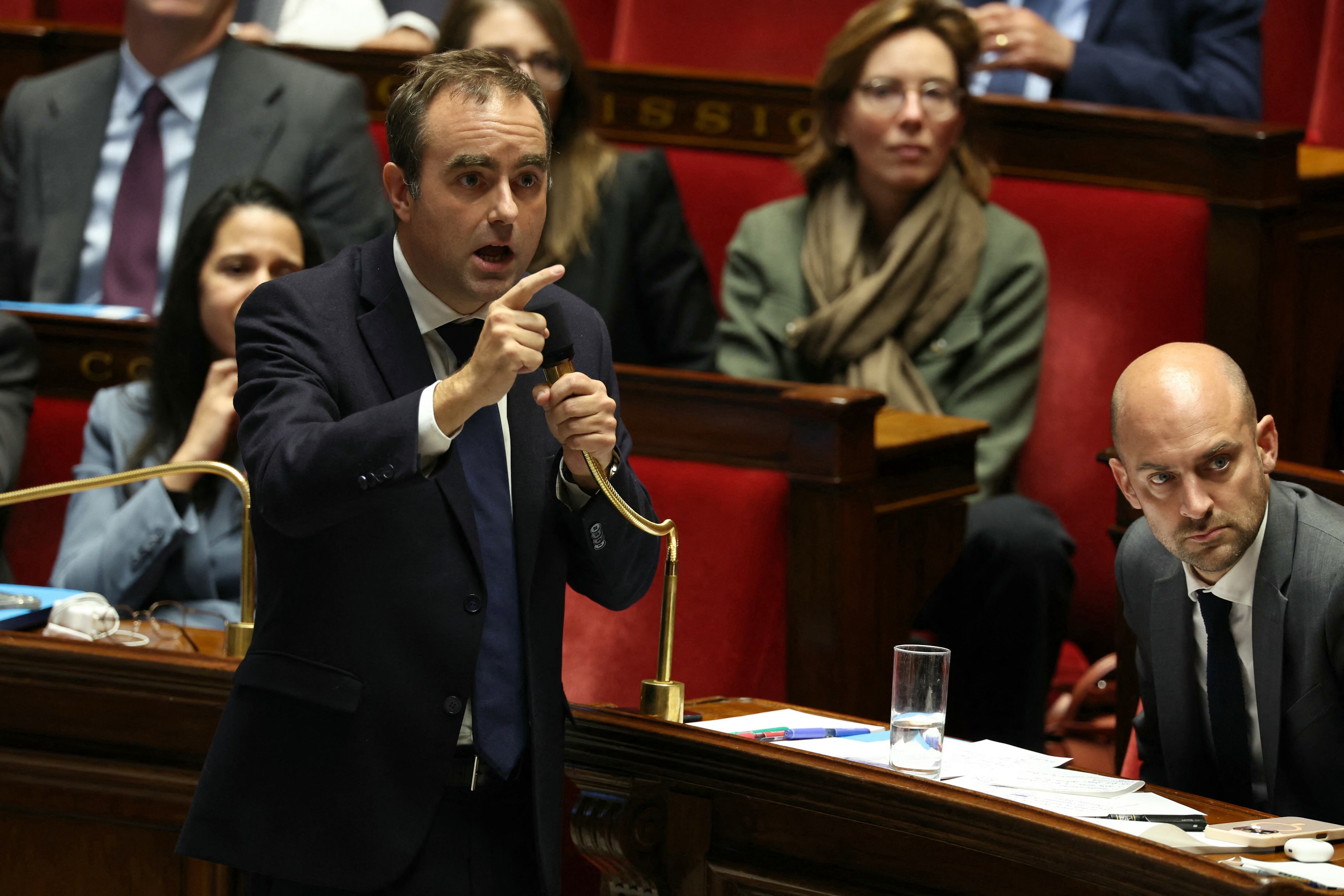 El primer ministro francés, Sébastien Lecornu, responde a los diputados al final de un debate tras su discurso sobre política general ante la Asamblea Nacional, la cámara baja del Parlamento francés, en París, el 14 de octubre de 2025.
