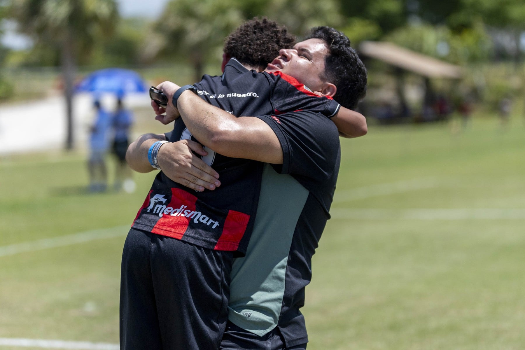Arjen Barrantes y el entrenador Manuel Ramírez se funden en un abrazo.