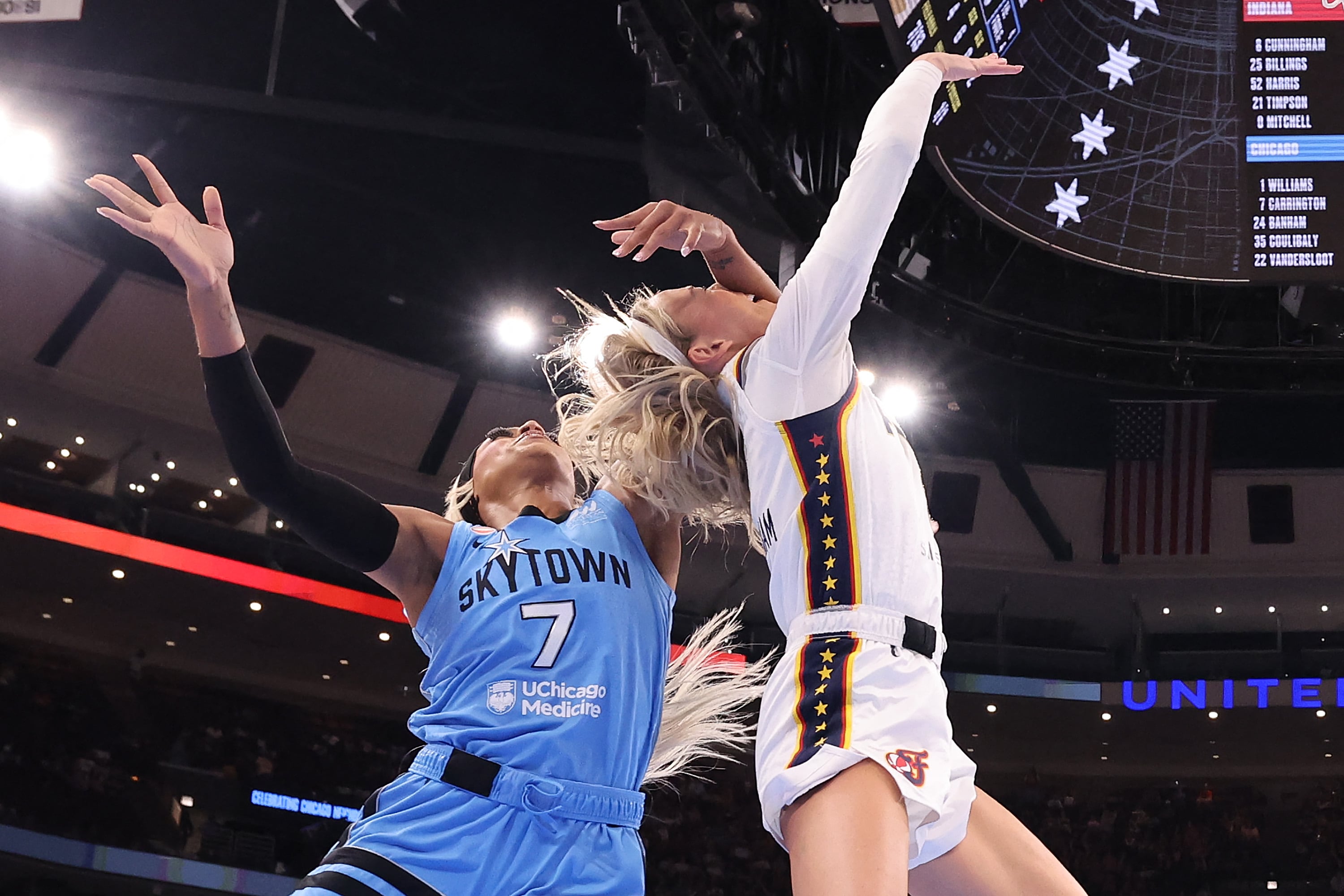 Sophie Cunningham, de Indiana Fever, recibe la falta de DiJonai Carrington del Chicago Sky, en el partido de la WNBA que disparó una gran polémica.