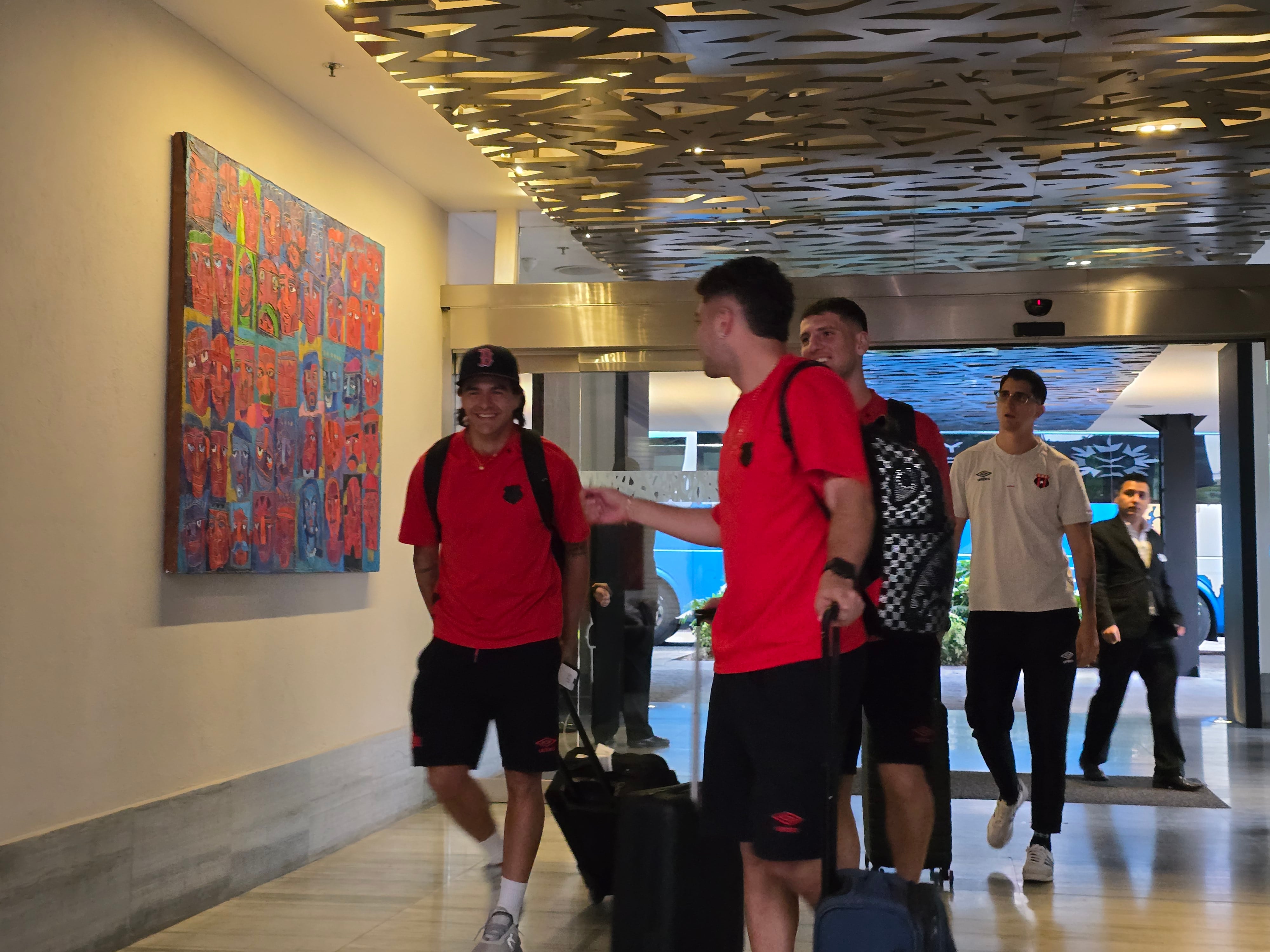 Diego Campos, Guillermo Villalobos y Alberto Toril llegaron con buen humor al hotel de concentración de Liga Deportiva Alajuelense en México.