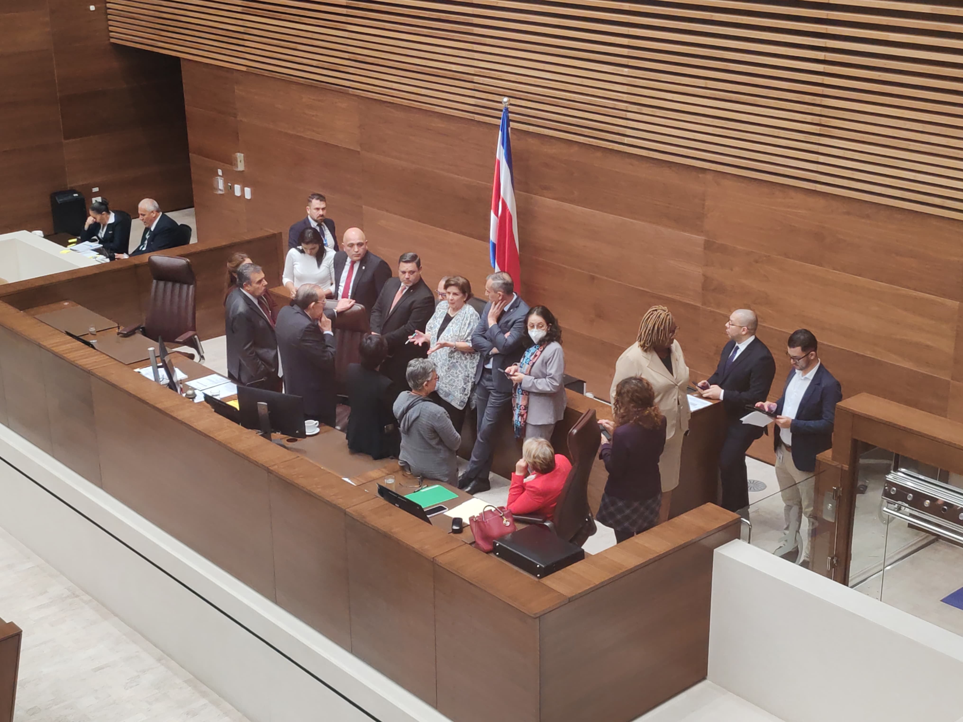 El presidente del Congreso, Rodrigo Arias, congregó a los jefe de las fracciones políticas en la mesa del Directorio, durante la sesión de plenario.