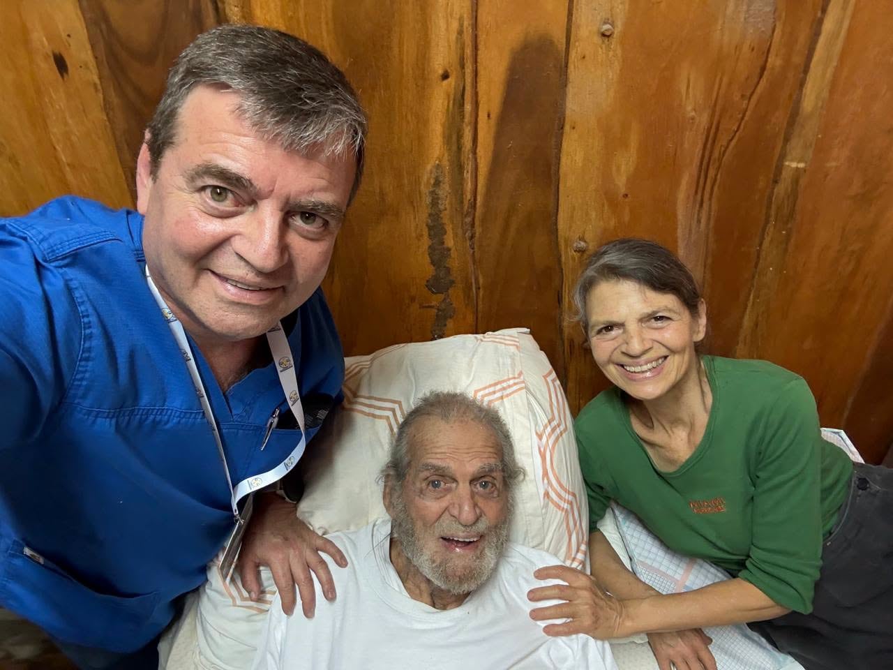 Jill Paer anunció que su padre, el doctor William Paer, ya salió del hospital y se recupera en su casa luego de sufruir un choque séptico.