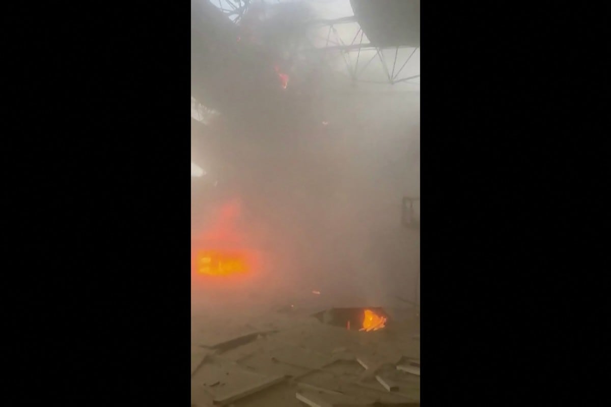 Esta captura de video, obtenida de imágenes generadas por usuarios (UGC) y publicadas en redes sociales el 3 de junio de 2026, aparentemente muestra daños en el aeropuerto internacional de Kuwait tras un ataque.