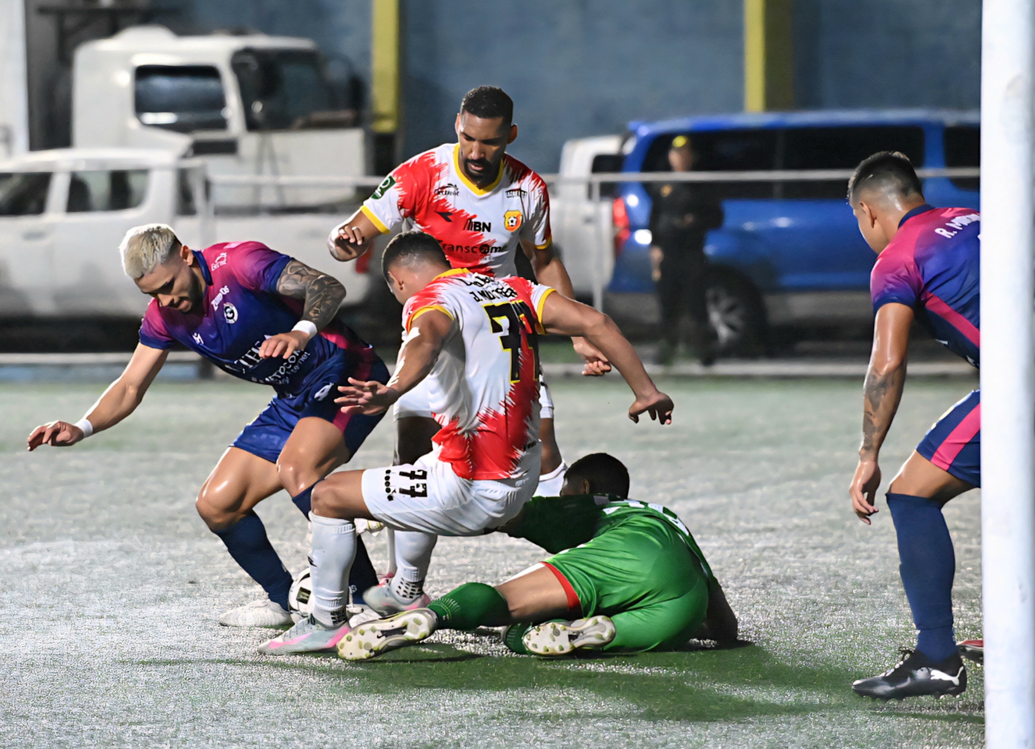 24 de julio del 2025. Estadio José Colleya Fonseca, Guadalupe. 20:00 hrs. El Guadalupe F.C. enfrenta al actual campeón nacional Club Sport Herediano en el juego inaugural del Torneo de Apertura 2025 del Campeonato Nacional de fútbol de Primera División. En la foto: Ambiente previo al juego y acciones importantes del juego. Foto: Albert Marin.