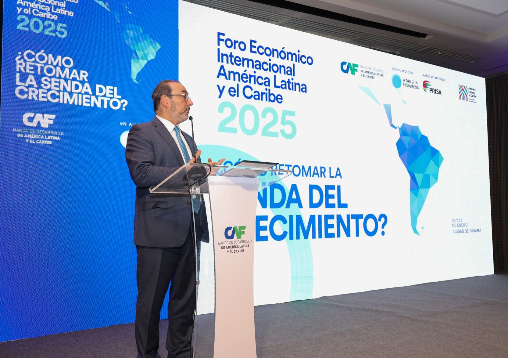 Sergio Díaz-Granados, presidente ejecutivo de CAF, dando un discurso en el evento de presentación del Foro Económico Internacional América Latina y el Caribe 2025.