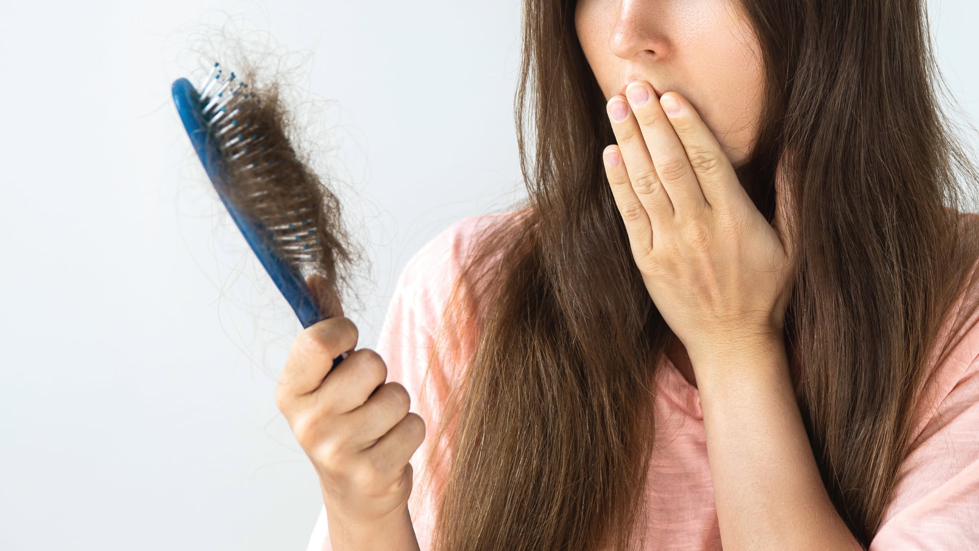 El minoxidil ayuda a frenar la alopecia en mujeres, aunque exige uso constante y control médico.