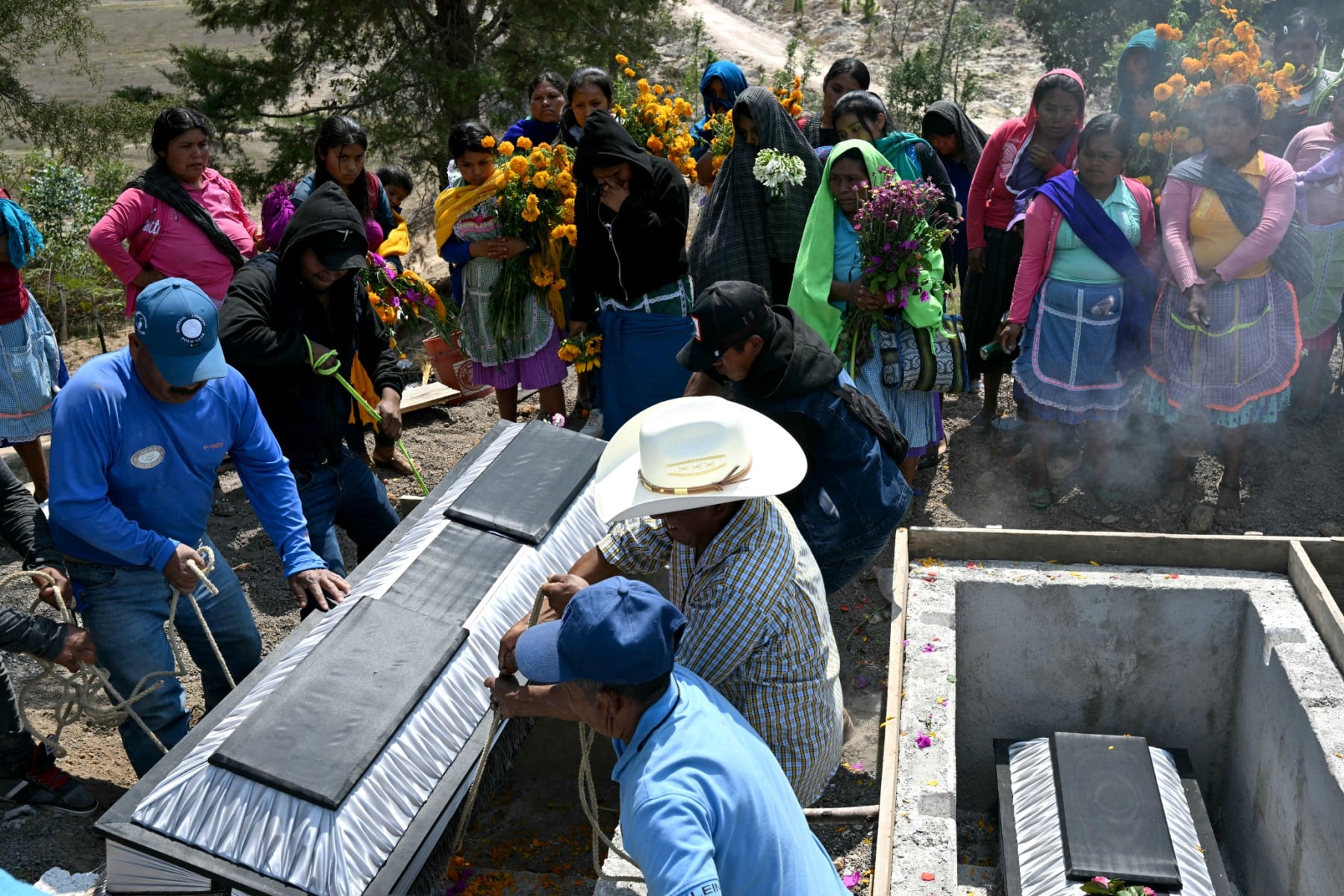“Familiares cargan un ataúd durante el funeral de miembros de un grupo mexicano de autodefensa tras un ataque perpetrado por presuntos integrantes del cártel de droga Los Ardillos en Alcozacán, estado de Guerrero, México, el 20 de mayo de 2026.