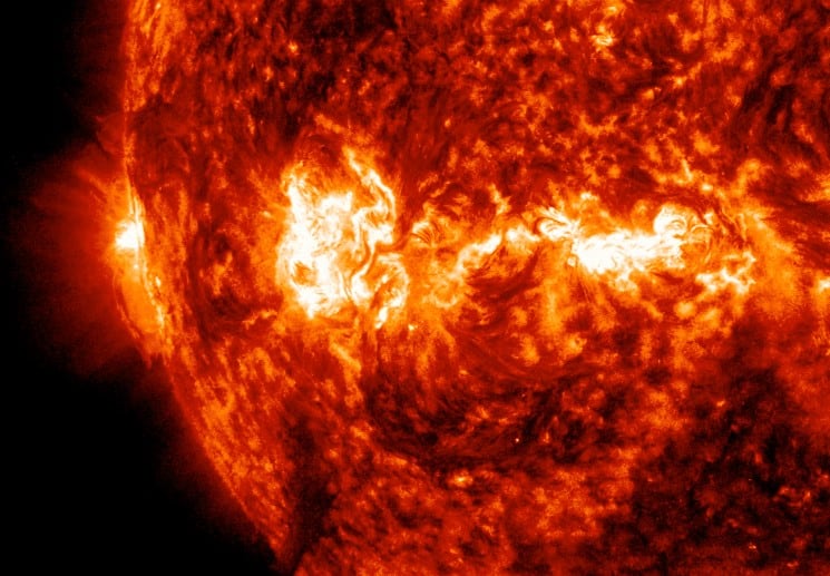 Llamarada X2.3 captada por la NASA amenaza comunicaciones y sistemas eléctricos en su fase solar más activa.