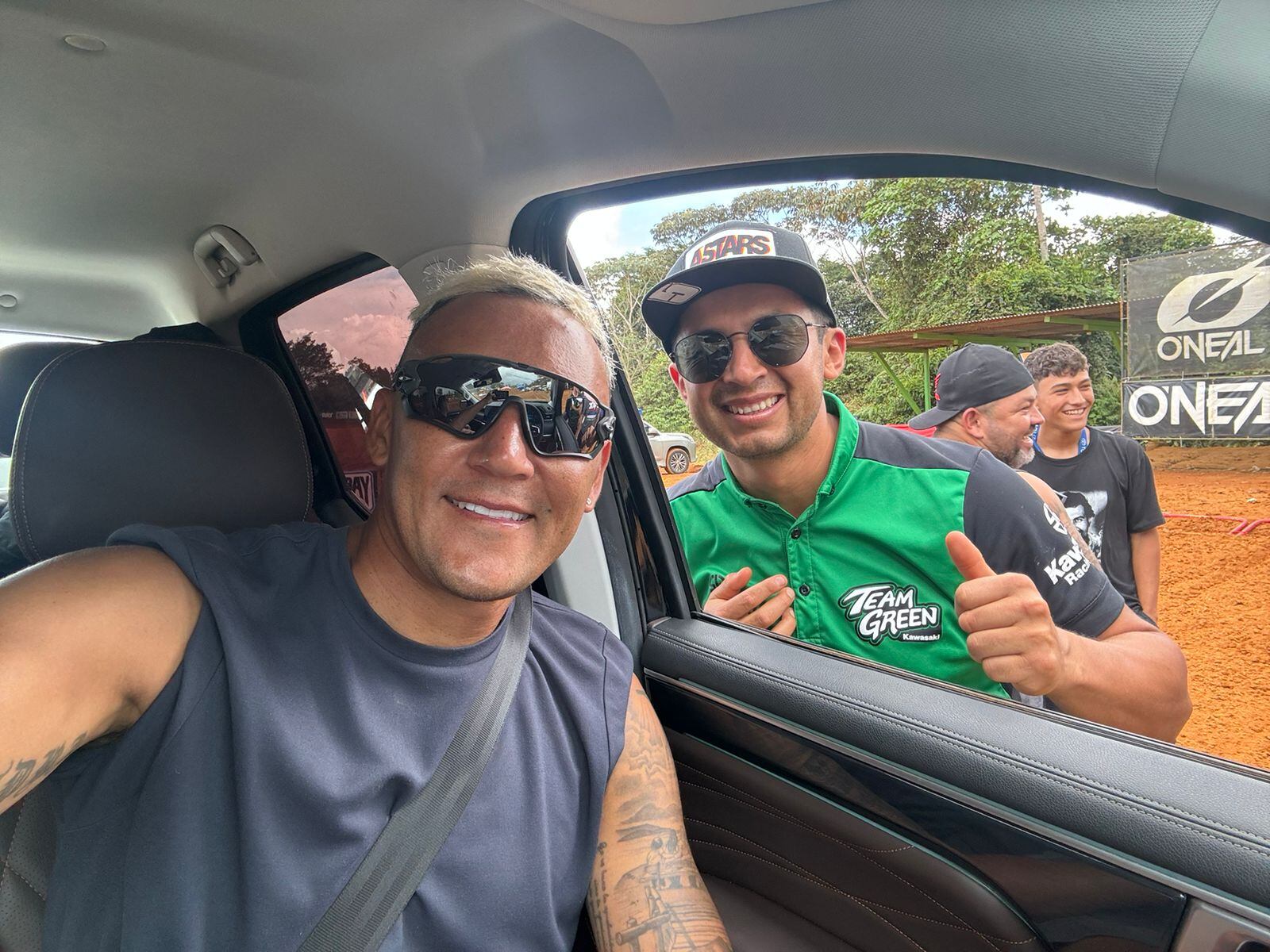 Keylor Navas junto al piloto ecuatoriano Andrés Benenaula, quien compitió en la final nacional. Fotografía: Cortesía