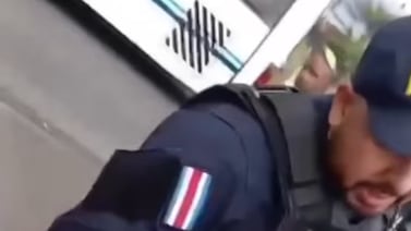 Video capta agresión de oficial de la Fuerza Pública contra mujer en parque La Merced