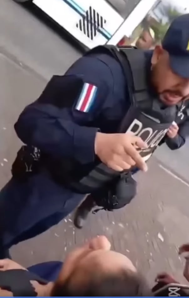 Policía golpea a mujer