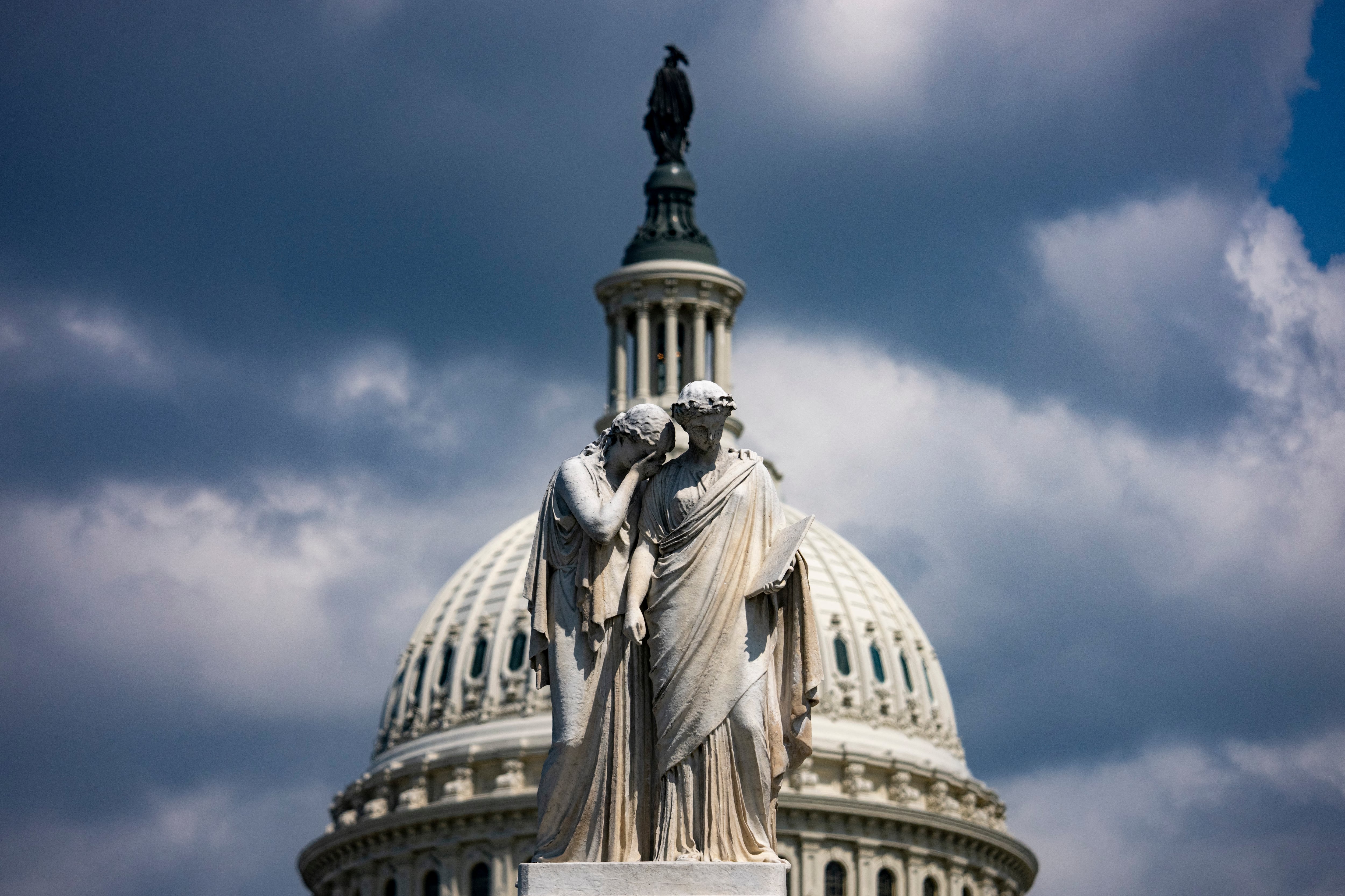 El Monumento a la Paz se ve frente a la cúpula del Capitolio de EE. UU. el 29 de junio de 2025, mientras el "Gran y Hermoso Proyecto de Ley" del presidente Donald Trump continúa su trámite en el Senado. Los senadores estadounidenses debatieron hasta la madrugada del domingo el "Gran y Hermoso" proyecto de ley de gastos de Donald Trump, una propuesta enormemente divisiva que implementaría aspectos clave de la agenda nacional del presidente estadounidense, a la vez que realizaría recortes masivos a los programas de bienestar social.
(Foto de Jim WATSON / AFP)
