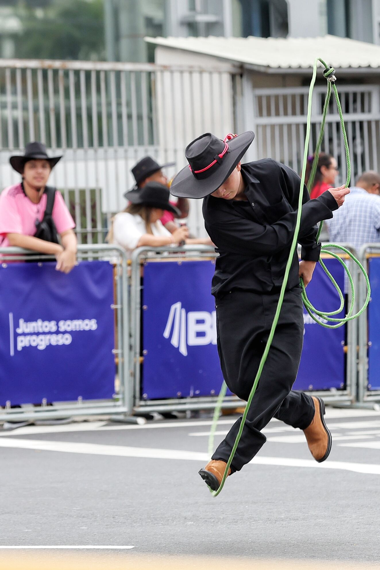 imágenes de caballistas, caballos y público en el Tope Nacional 2024 en Montes de Oca.