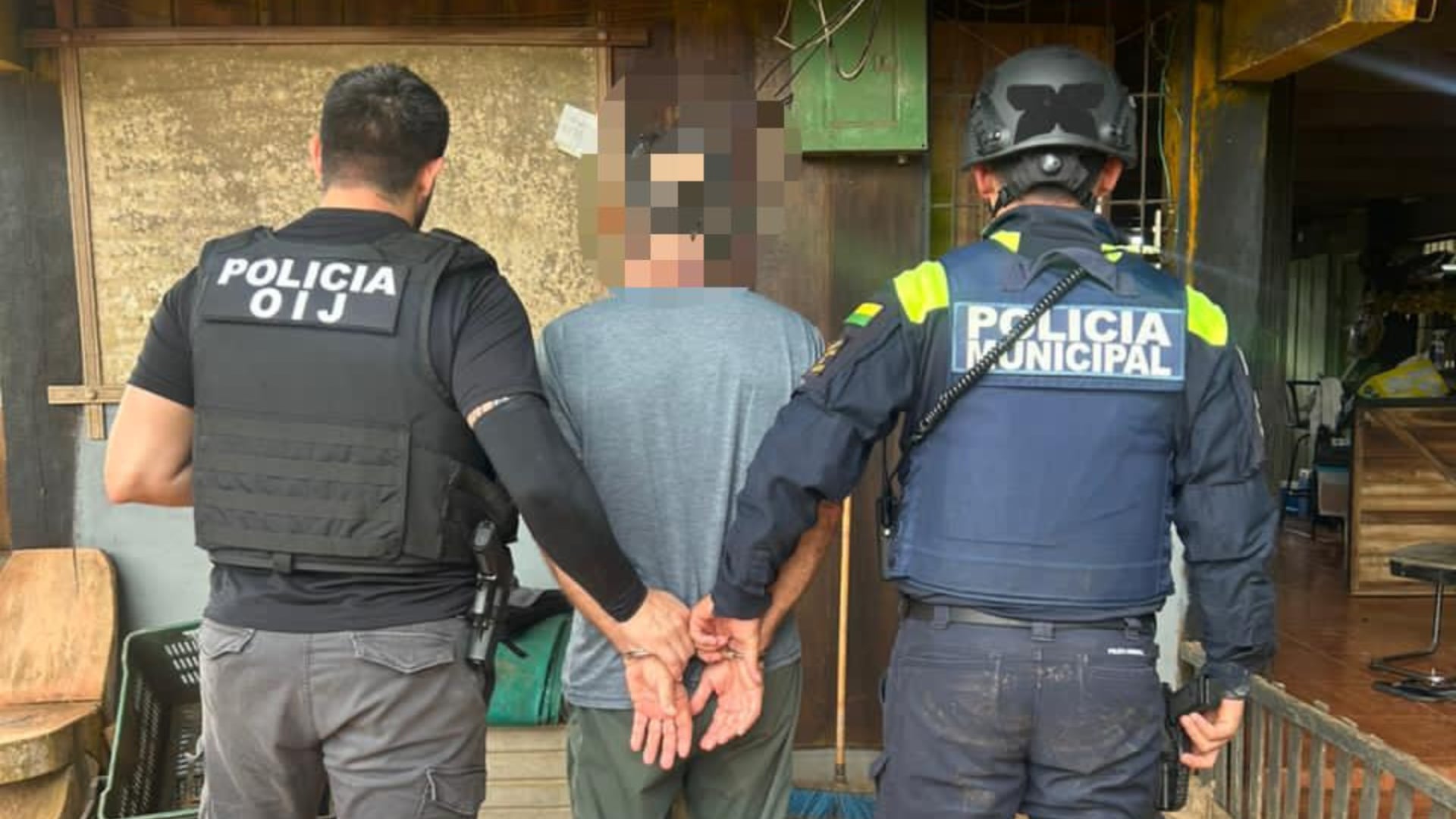 El adulto mayor habría disparado contra un hombre en Crucitas. Fue detenido tras allanamientos a dos viviendas.