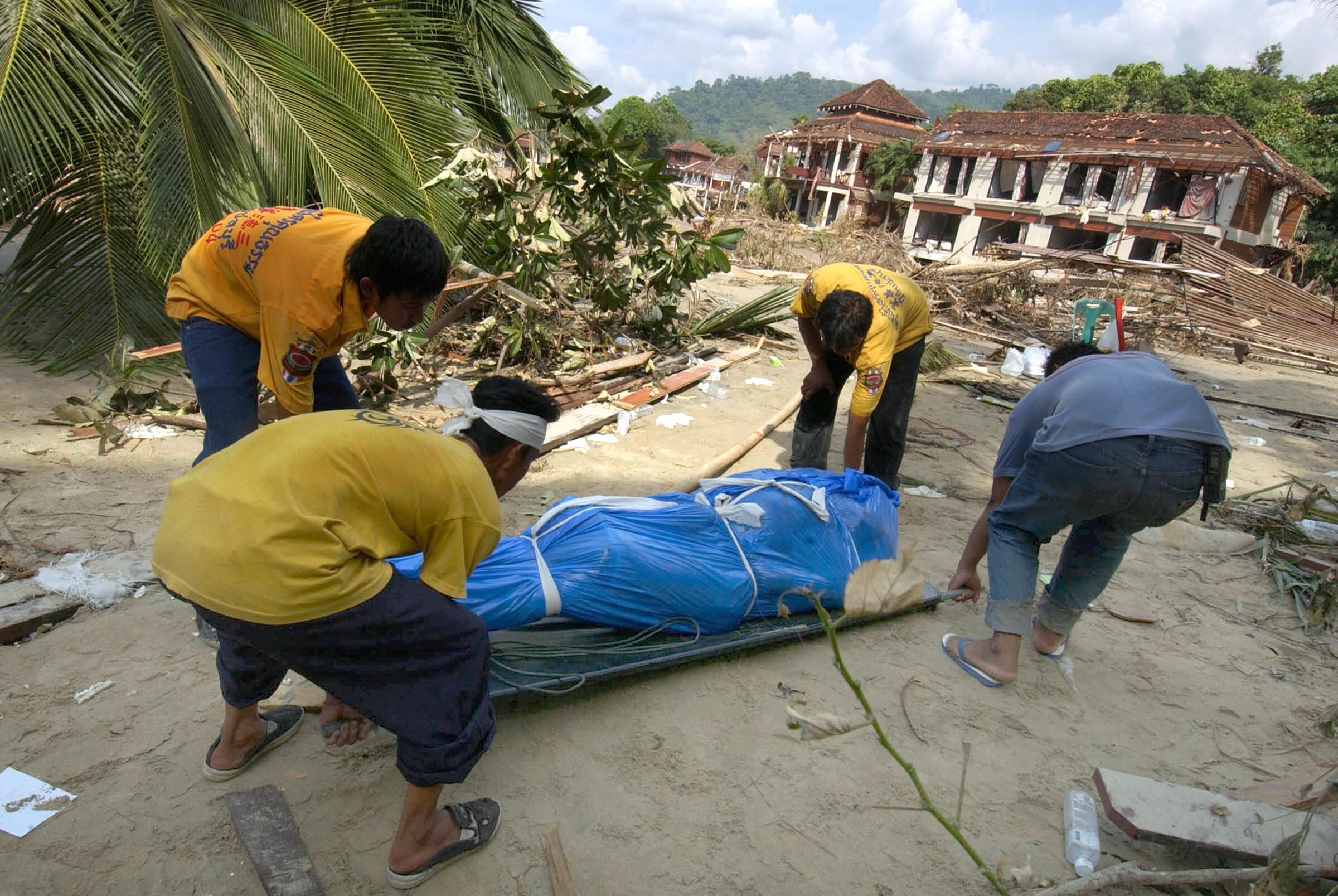 Rescatistas tailandeses transportan un cadáver recuperado del hotel Similan Beach and Spa Resort en Khao Lak, al norte de la devastada isla turística tailandesa de Phuket. (Foto de ROMEO GACAD / AFP)