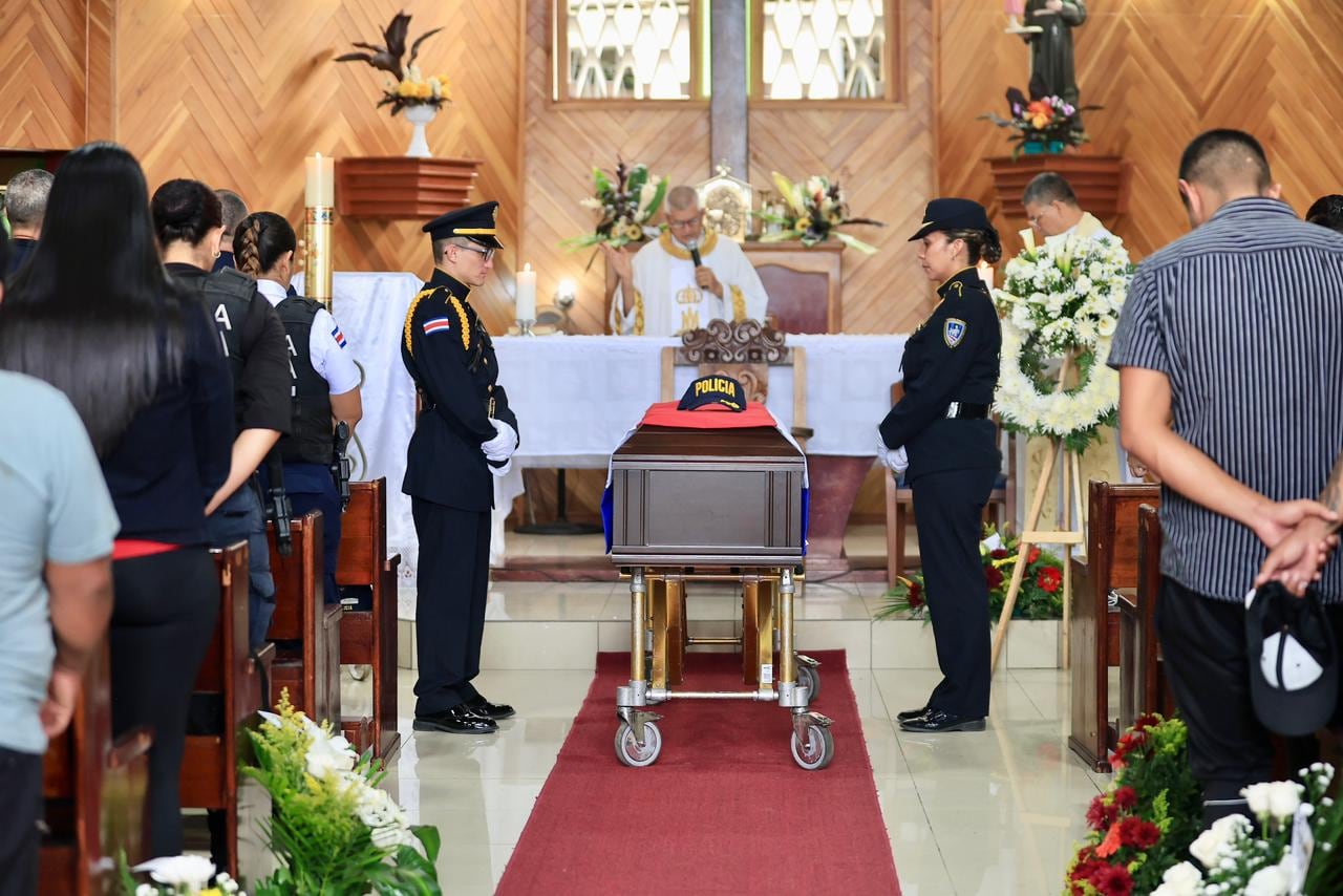 Un cuerpo de honor recibe en la iglesia católica de Bribri los restos mortales de Gerson Rosales, oficial de Fuerza Pública asesinado el 13 de mayo pasado durante un operativo en Batán.