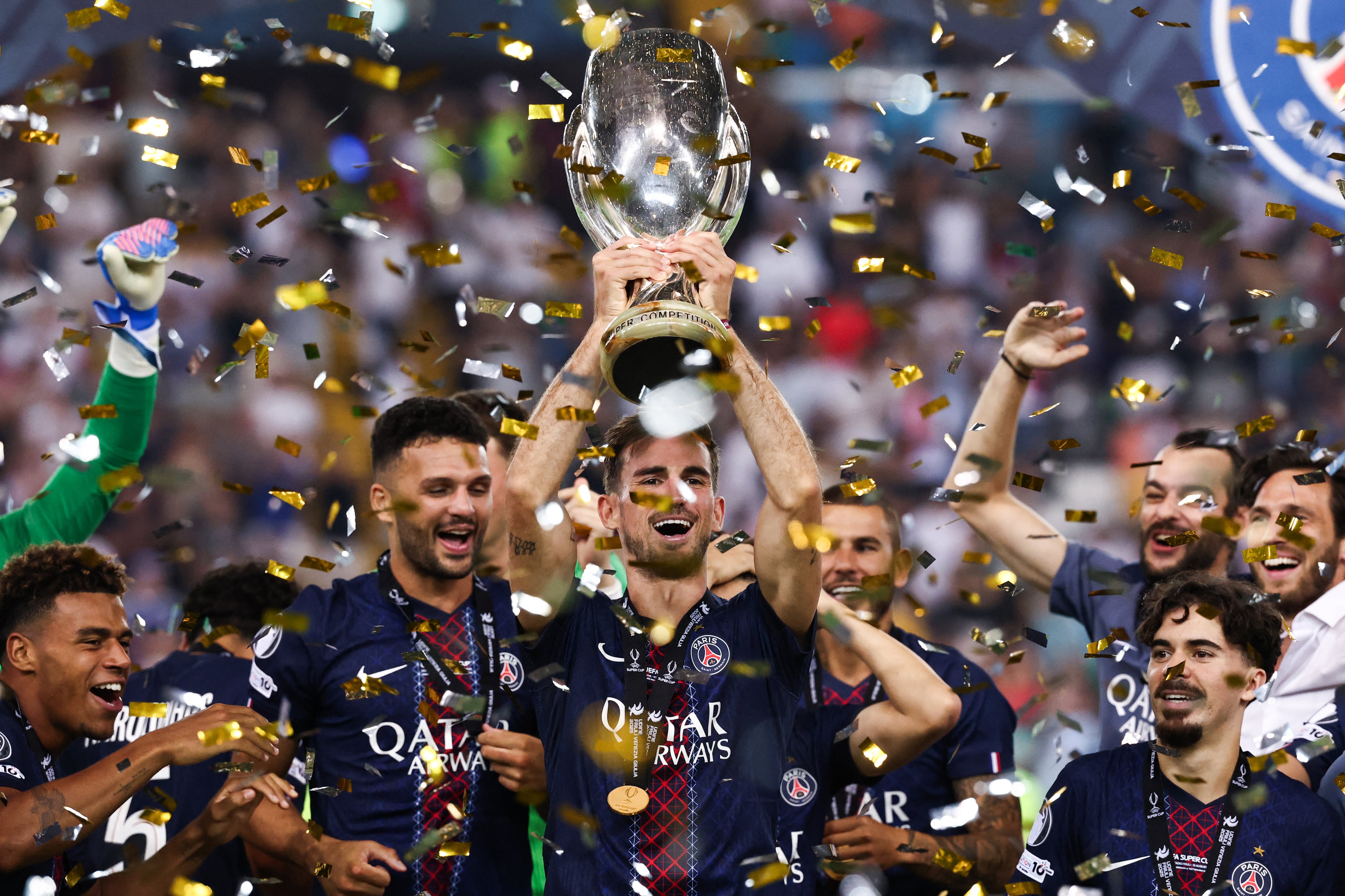 El español del PSG Fabián Ruiz levanta el trofeo de la Supercopa de Europa tras vencer en la final al Tottenham Hotspur en Italia.