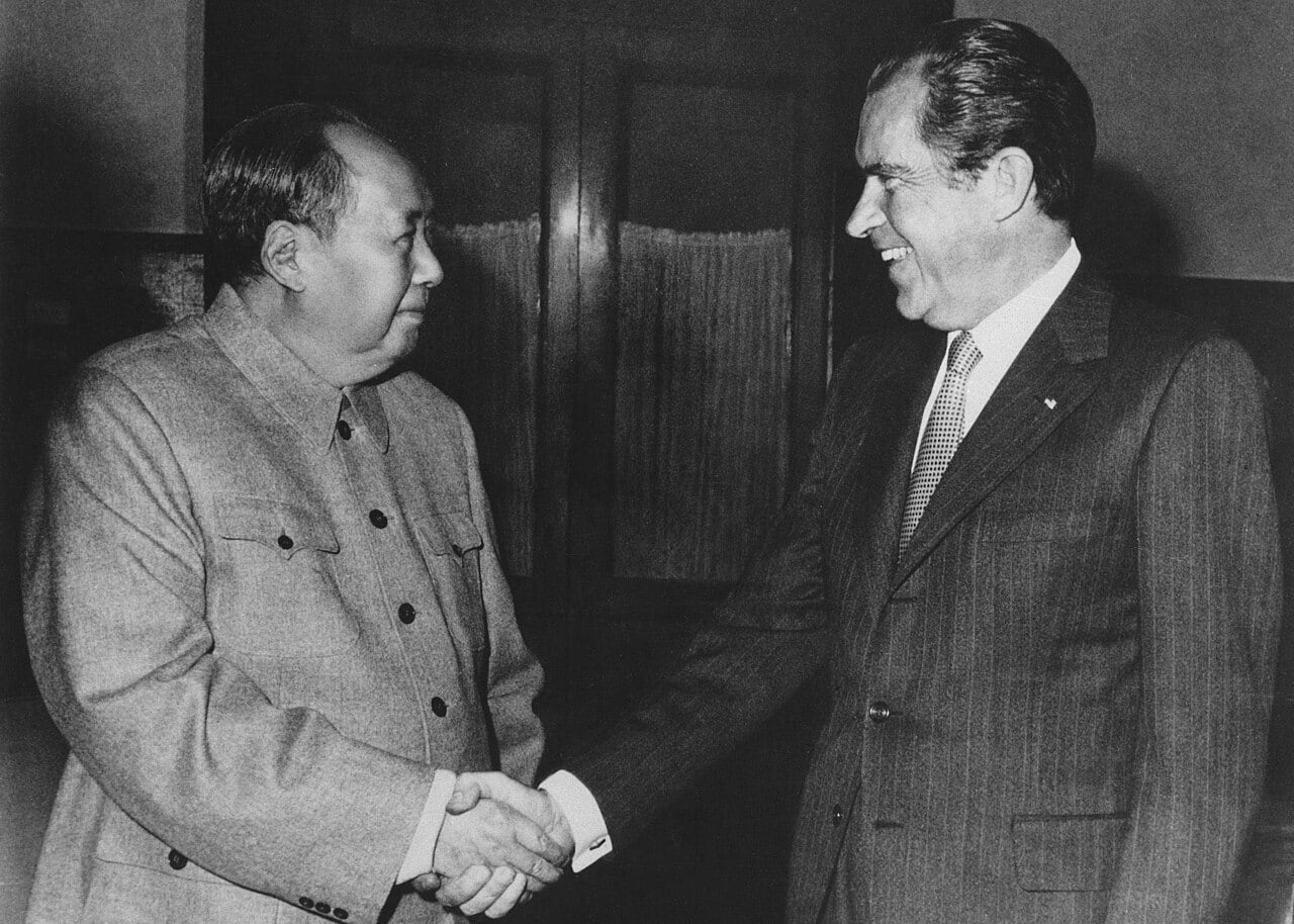 Richard Nixon y Mao Zedong se estrechan la mano el 21 de febrero de 1972.