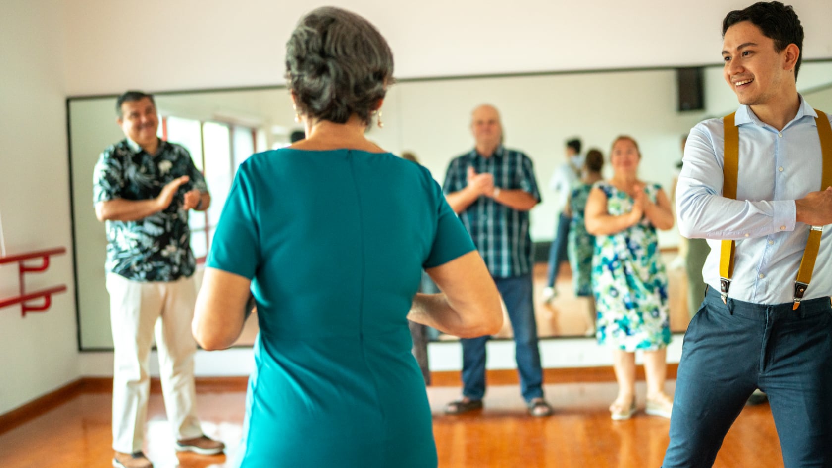 Pacientes con Parkinson participan en talleres de tango que fortalecen la marcha, el equilibrio y el bienestar emocional dentro de un programa de salud pública.