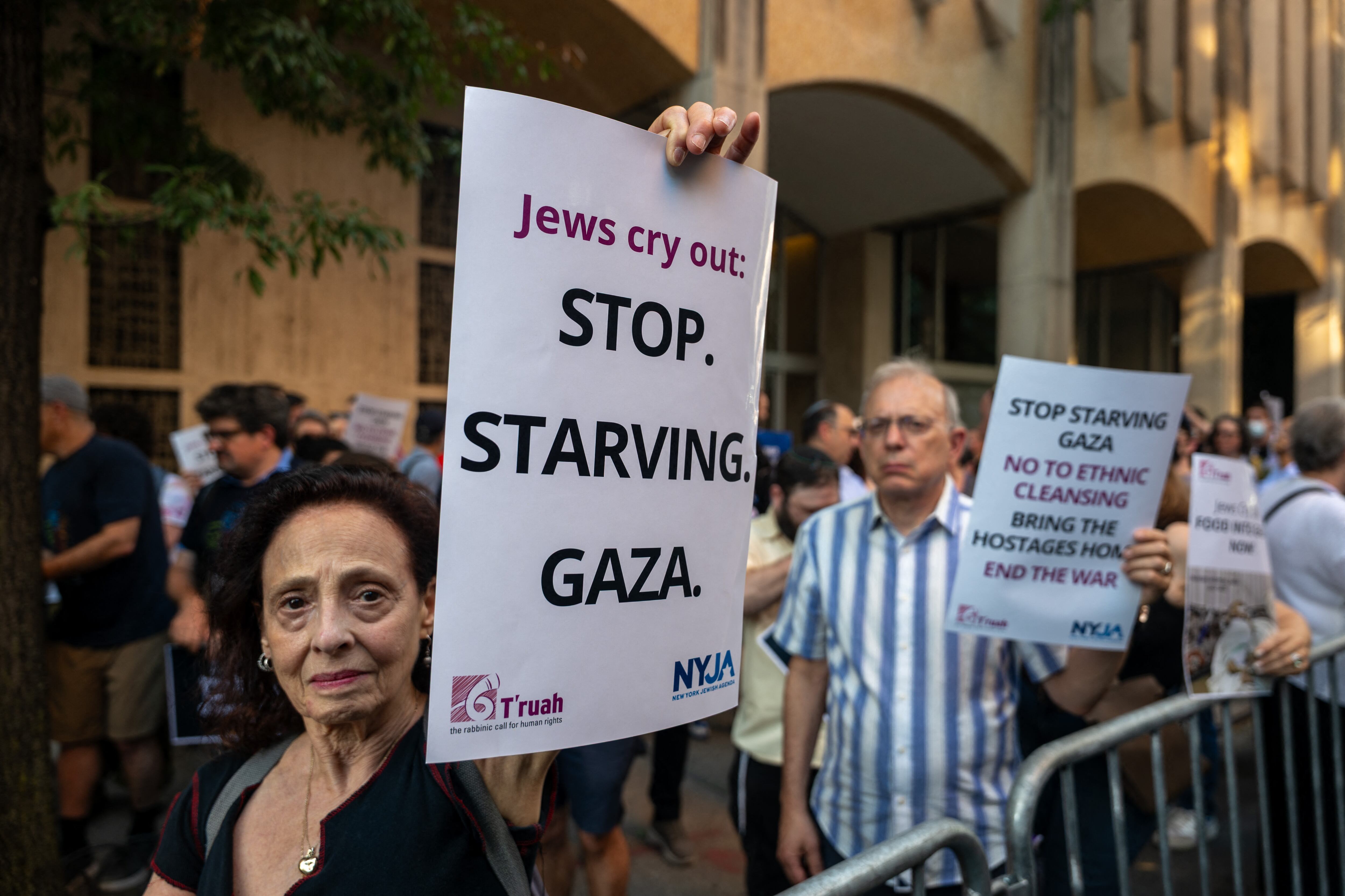 NUEVA YORK, NUEVA YORK - 28 DE JULIO: Personas, algunas pertenecientes a una coalición de grupos judíos, se congregan para exigir que Israel permita el ingreso de más ayuda a Gaza, frente al consulado israelí en Manhattan el 28 de julio de 2025, en la ciudad de Nueva York. Más de 100 personas participaron en la manifestación vespertina llamada "Los judíos claman: Permitan el ingreso de alimentos a Gaza". Israel se ha visto sometido a una creciente presión internacional para que permita el ingreso de más alimentos al territorio, ya que los residentes sufren hambruna y la guerra continúa a diario. Spencer Platt/Getty Images/AFP (Foto de SPENCER PLATT / GETTY IMAGES NORTH AMERICA / Getty Images vía AFP)